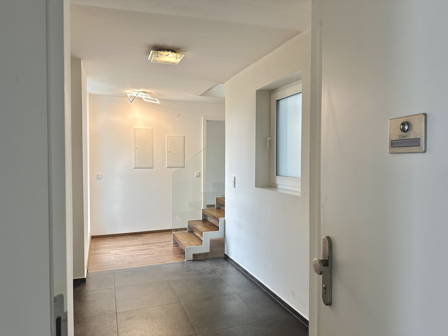 Frisch renovierte Dachgeschoss - Maisonette mit 2 Terrassen, Kamin und Klimaanlage