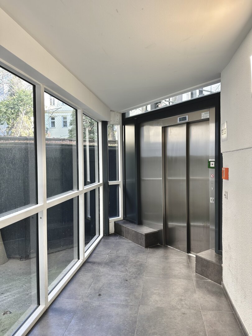 Frisch renovierte Dachgeschoss - Maisonette mit 2 Terrassen, Kamin und Klimaanlage