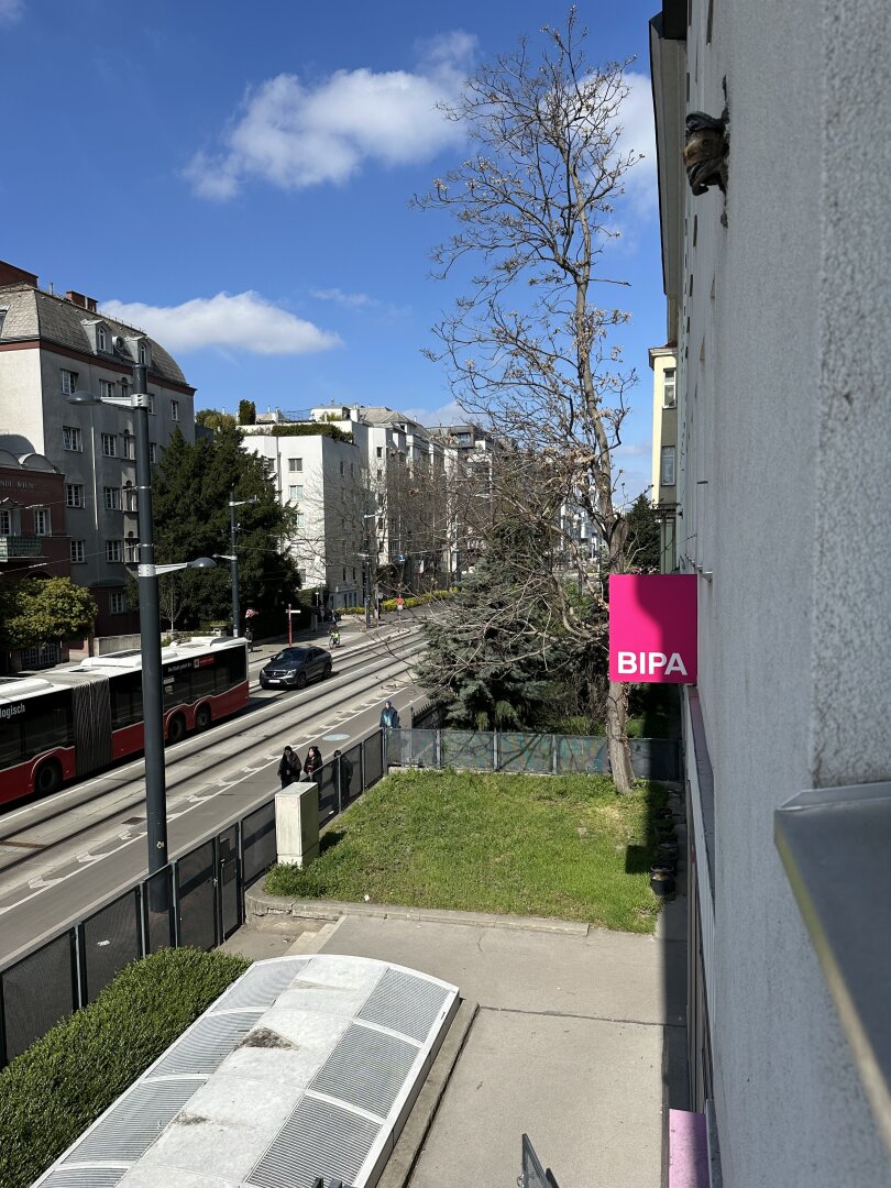 Frisch renovierte Dachgeschoss - Maisonette mit 2 Terrassen, Kamin und Klimaanlage