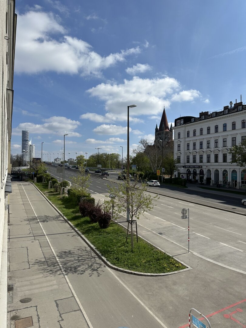Frisch renovierte Dachgeschoss - Maisonette mit 2 Terrassen, Kamin und Klimaanlage