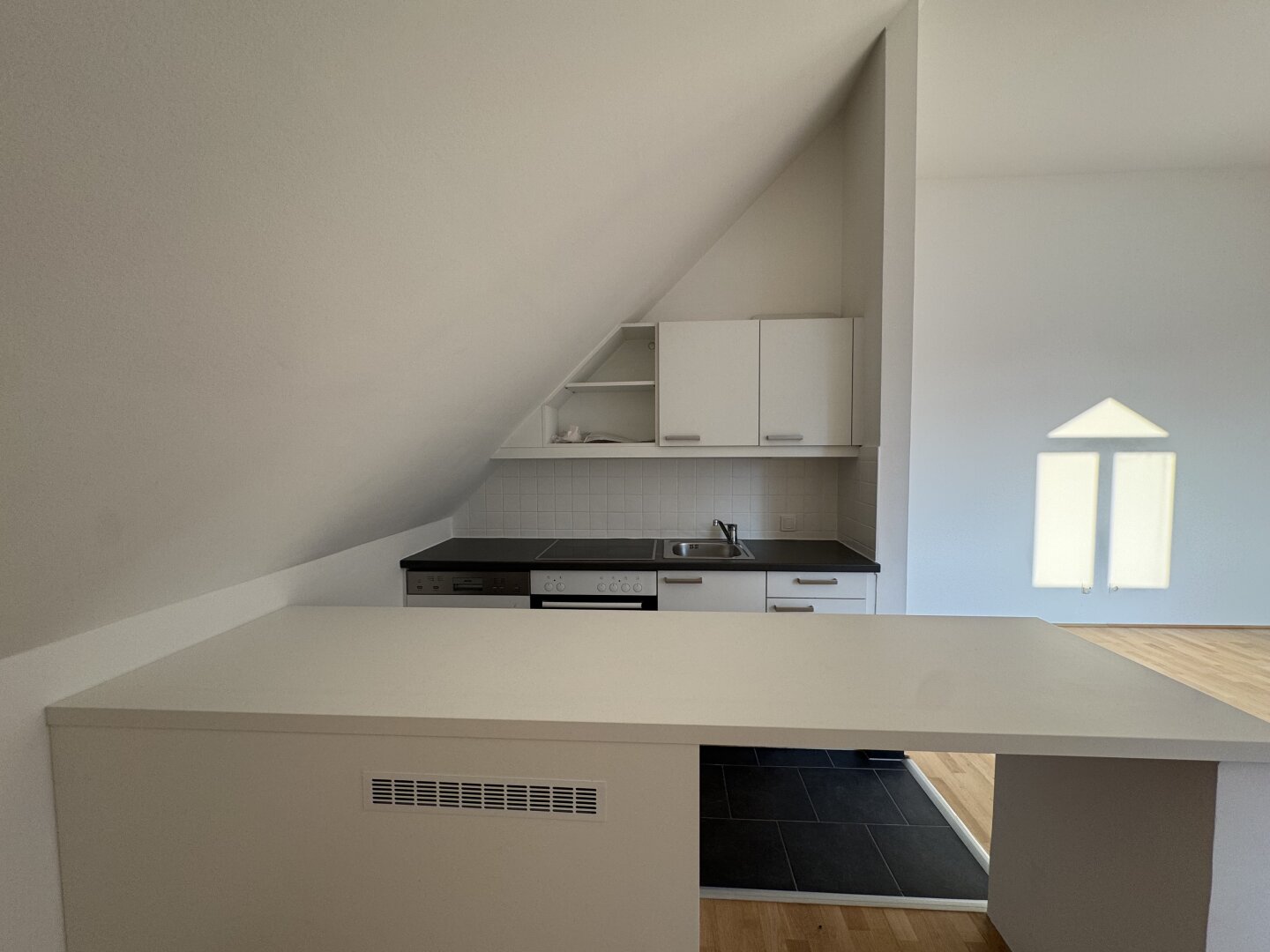 Helle Dachgeschosswohnung mit zusätzlichem Rückzugsbereich nahe U4 Pilgramgasse