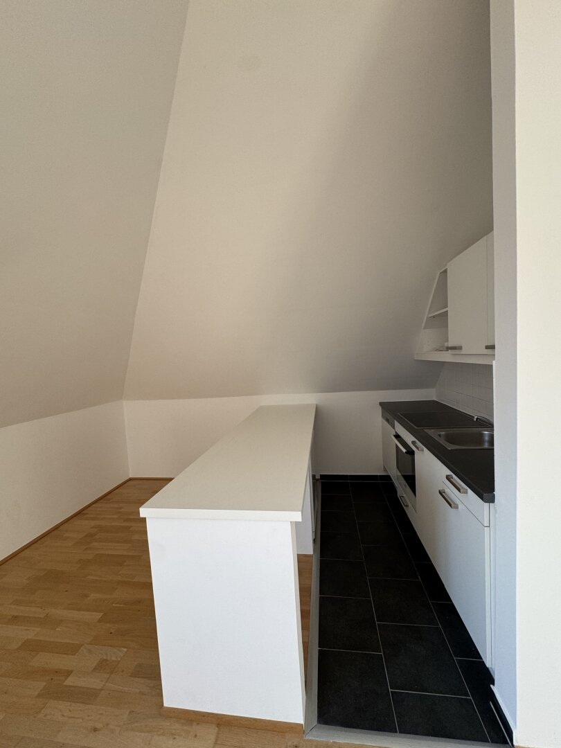 Helle Dachgeschosswohnung mit zusätzlichem Rückzugsbereich nahe U4 Pilgramgasse