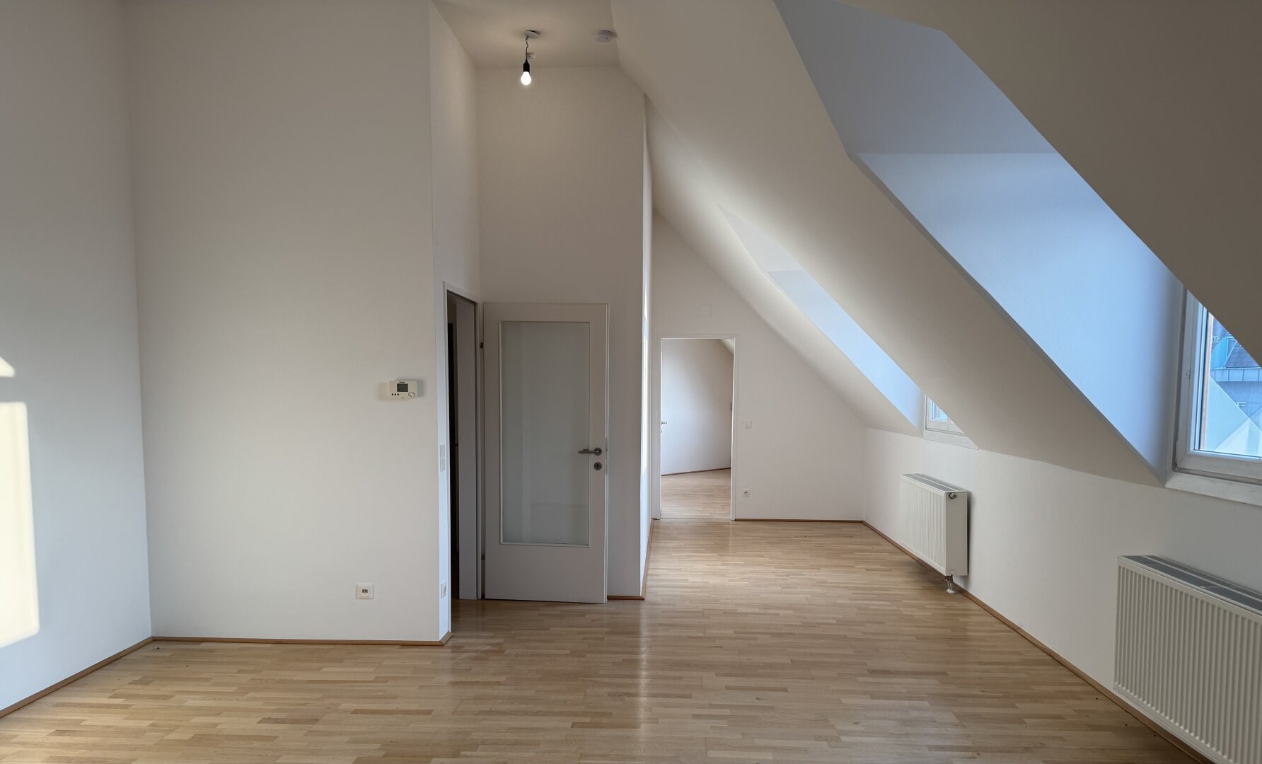 Helle Dachgeschosswohnung mit zusätzlichem Rückzugsbereich nahe U4 Pilgramgasse