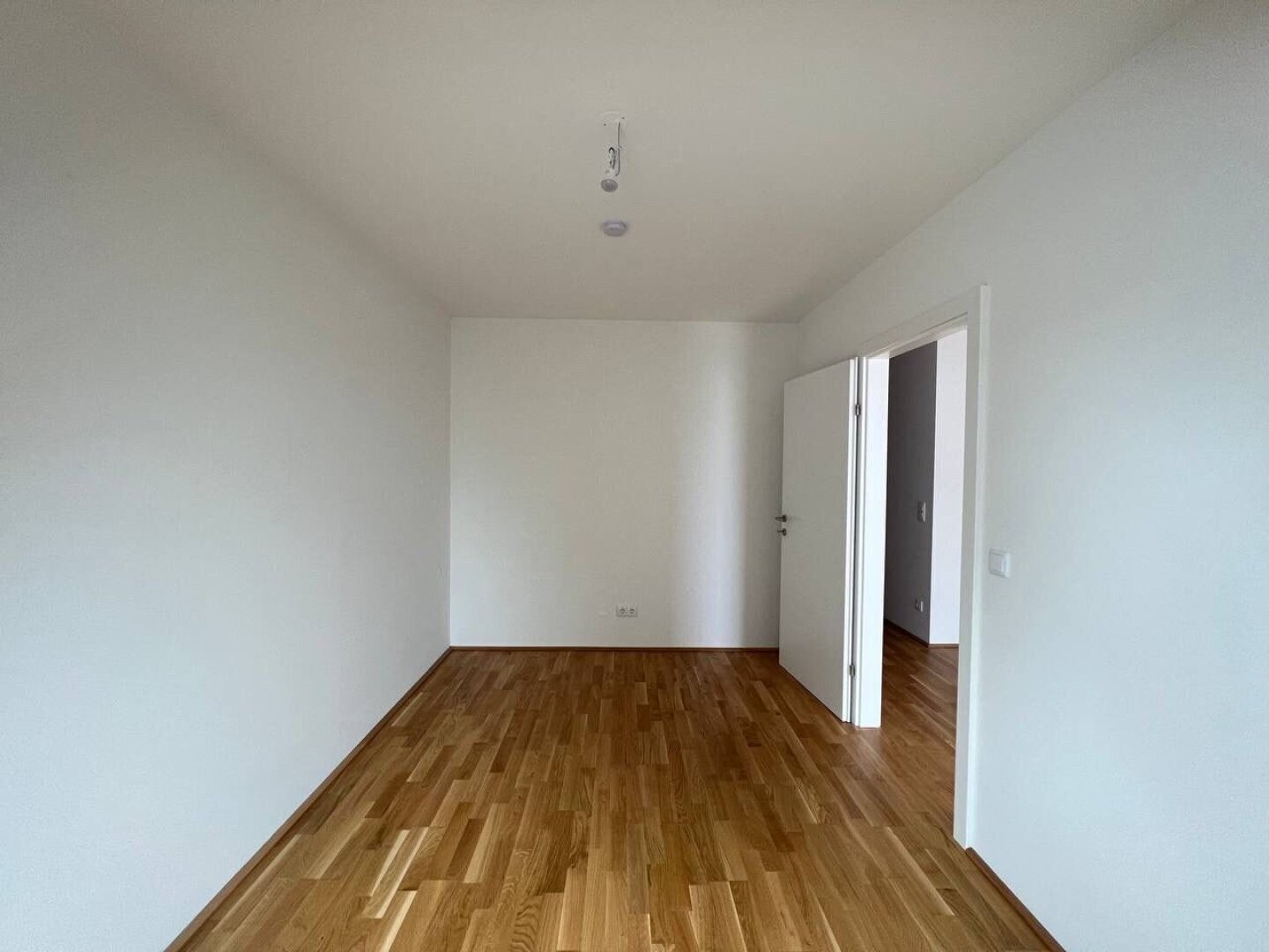 MODERNE 3-ZIMMER-WOHNUNG MIT BALKON & TIEFGARAGE NAHE U6