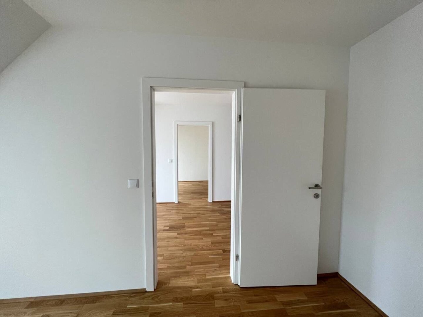 MODERNE 3-ZIMMER-WOHNUNG MIT BALKON & TIEFGARAGE NAHE U6