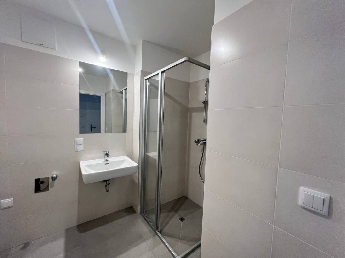 MODERNE 3-ZIMMER-WOHNUNG MIT BALKON & TIEFGARAGE NAHE U6