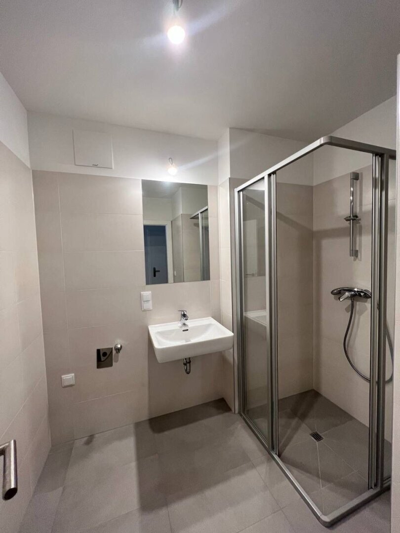 MODERNE 3-ZIMMER-WOHNUNG MIT BALKON & TIEFGARAGE NAHE U6