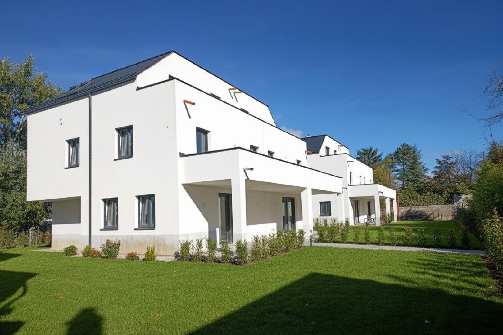 MODERNES FAMILIENHAUS MIT GARTEN & DACHTERRASSE – NUR 25 MIN. VON WIEN