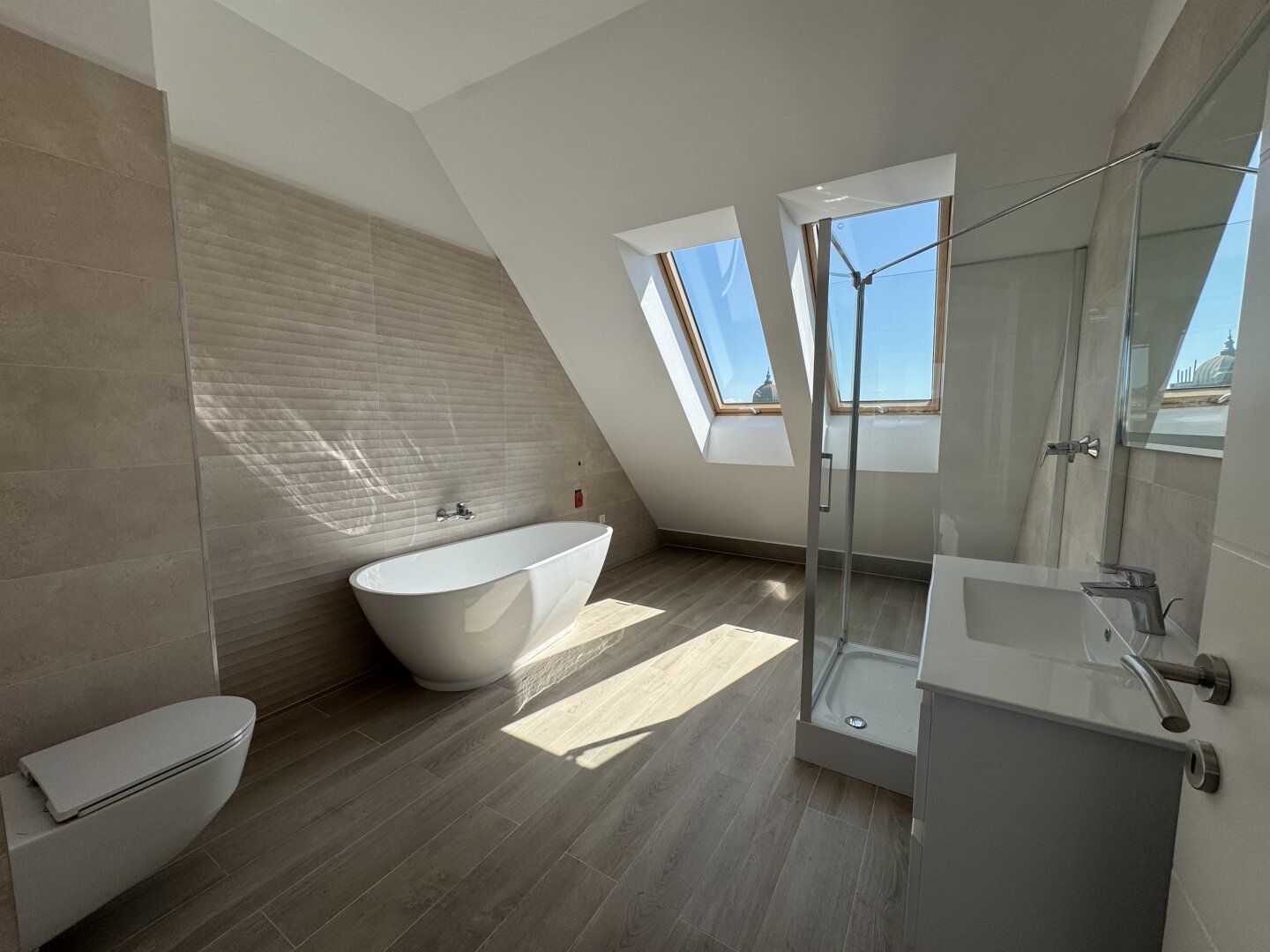 Dachgeschosswohnung mit Weitblick am Währinger Gürtel | Terrasse, Balkon, Lift & Klimaanlage