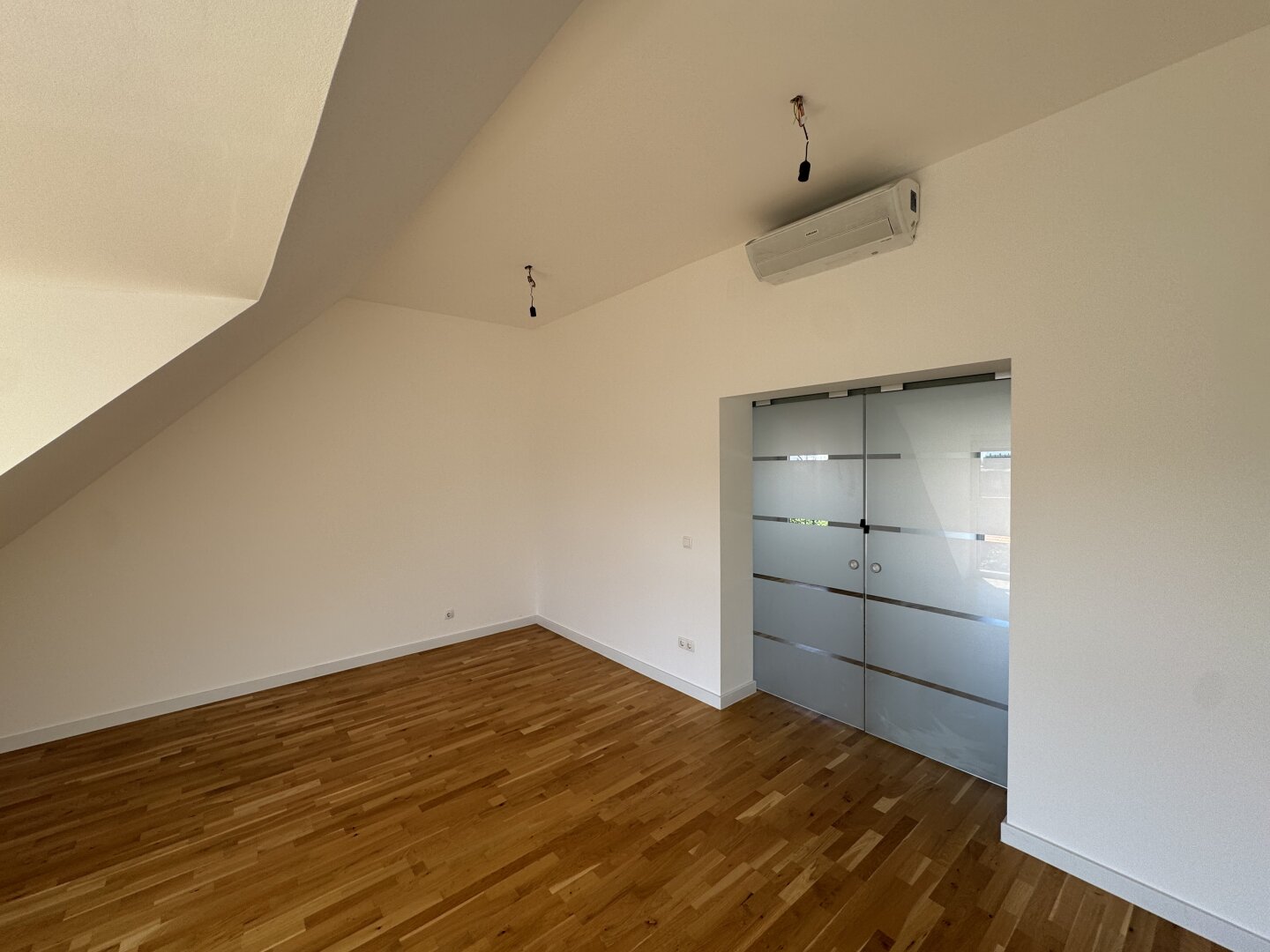 Großzügige Dachgeschosswohnung am Währinger Gürtel | 6 Zimmer | Terrasse, Balkon, Lift & Klimaanlage