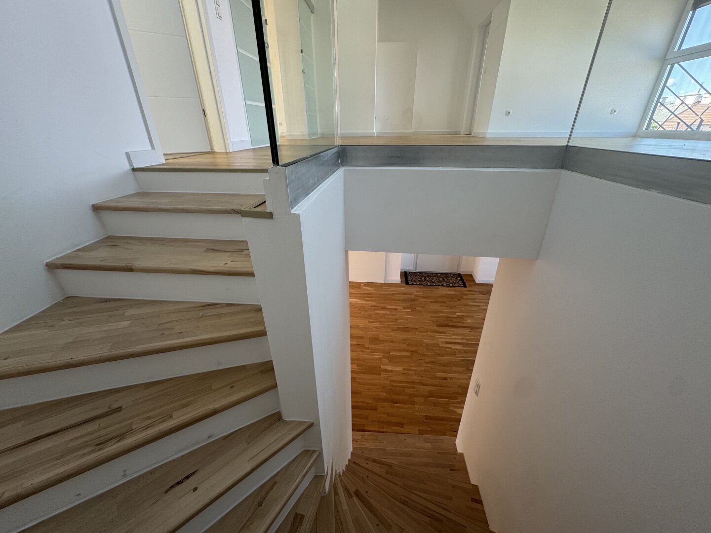 Großzügige Dachgeschosswohnung am Währinger Gürtel | 6 Zimmer | Terrasse, Balkon, Lift & Klimaanlage