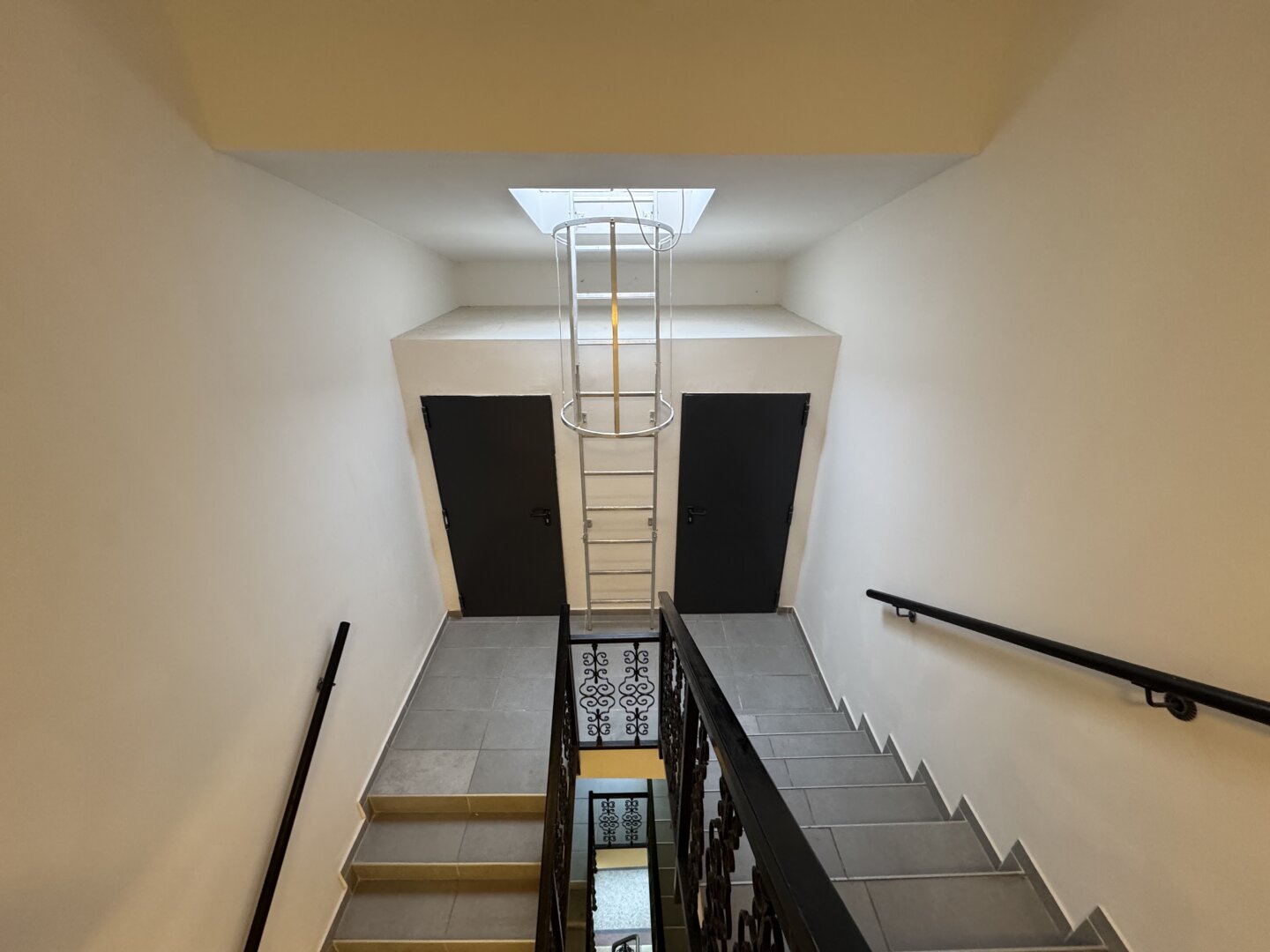 Großzügige Dachgeschosswohnung am Währinger Gürtel | 6 Zimmer | Terrasse, Balkon, Lift & Klimaanlage