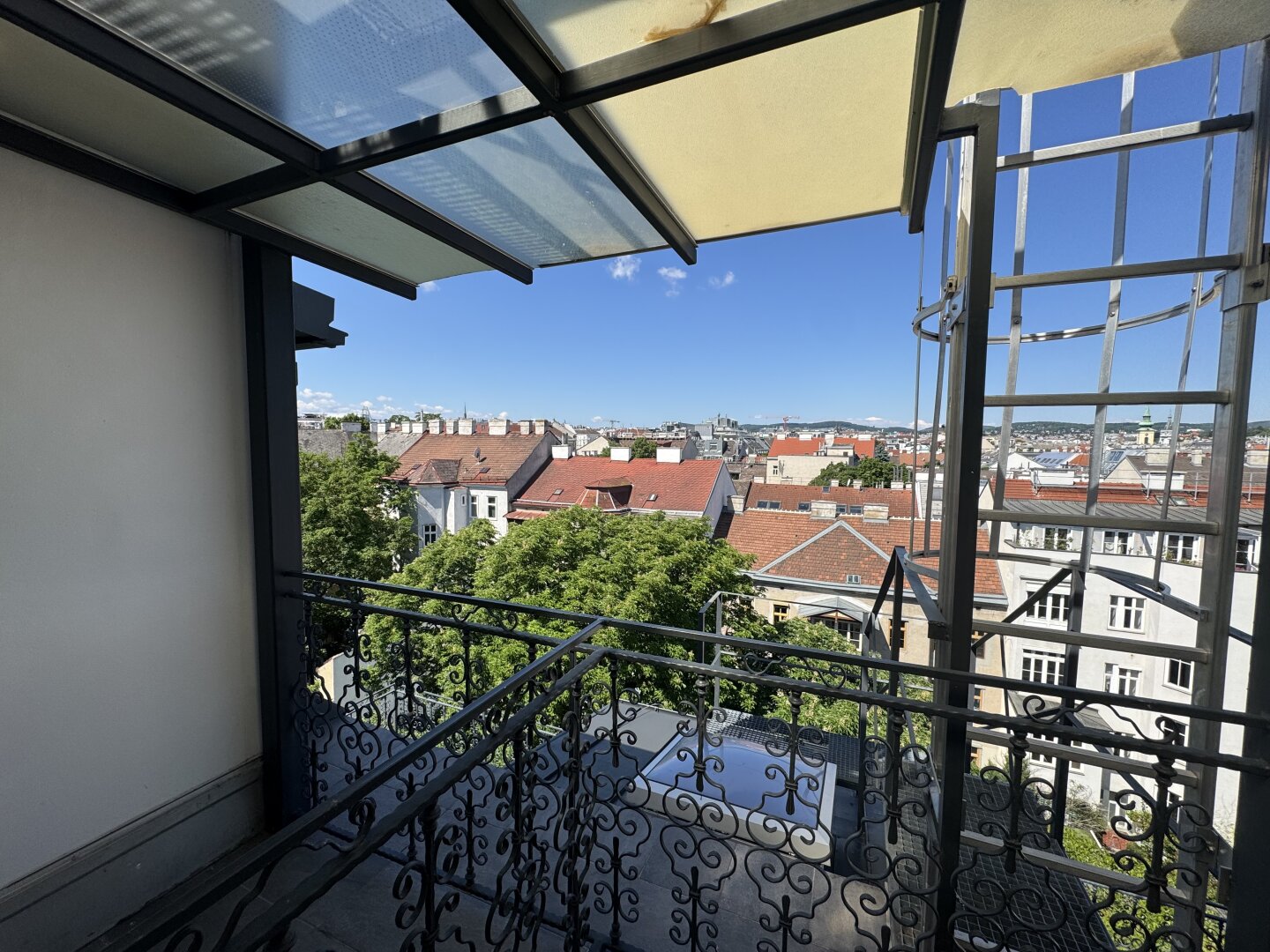 Dachgeschosswohnung mit Weitblick am Währinger Gürtel | Terrasse, Balkon, Lift & Klimaanlage