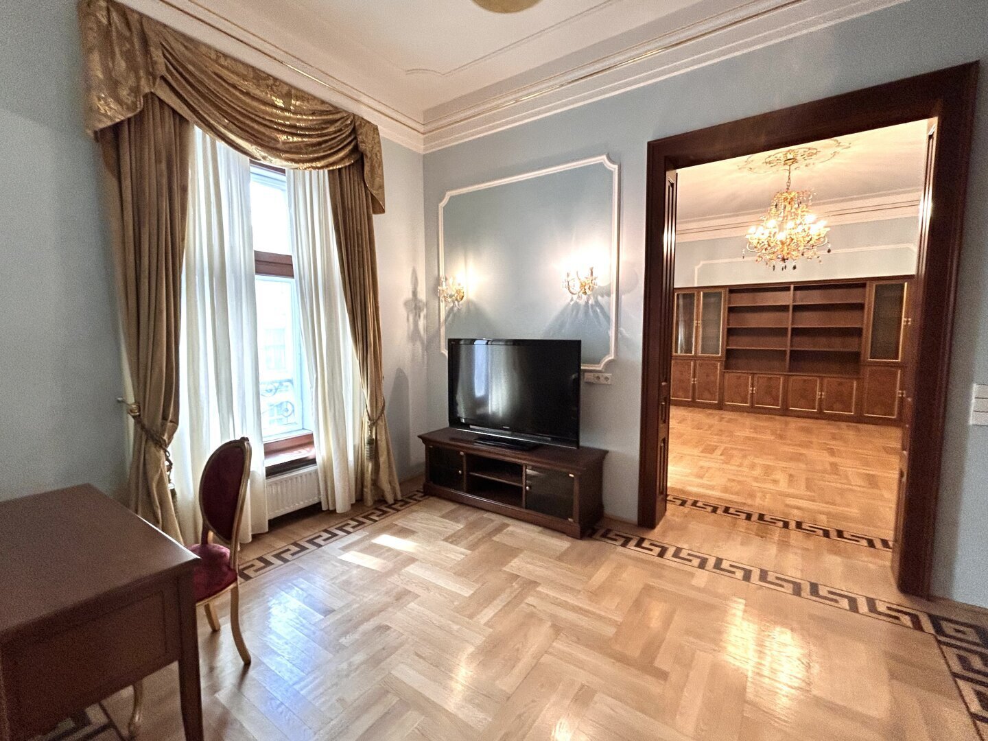 Typisch Wiener Altbau-Juwel grenzend am 1. Bezirk -ca. 500 m² mit 5 Schlafzimmern