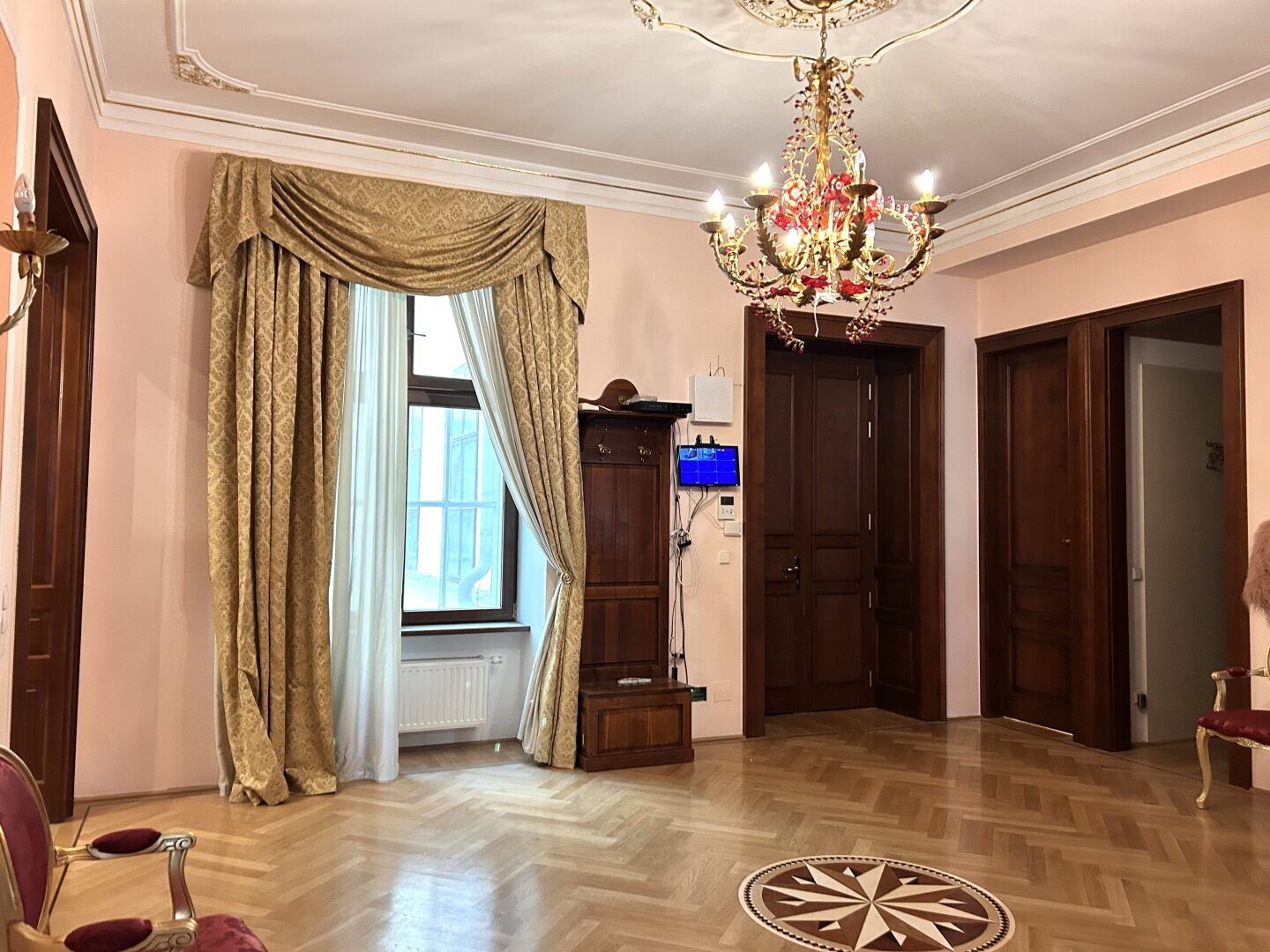 Typisch Wiener Altbau-Juwel grenzend am 1. Bezirk -ca. 500 m² mit 5 Schlafzimmern