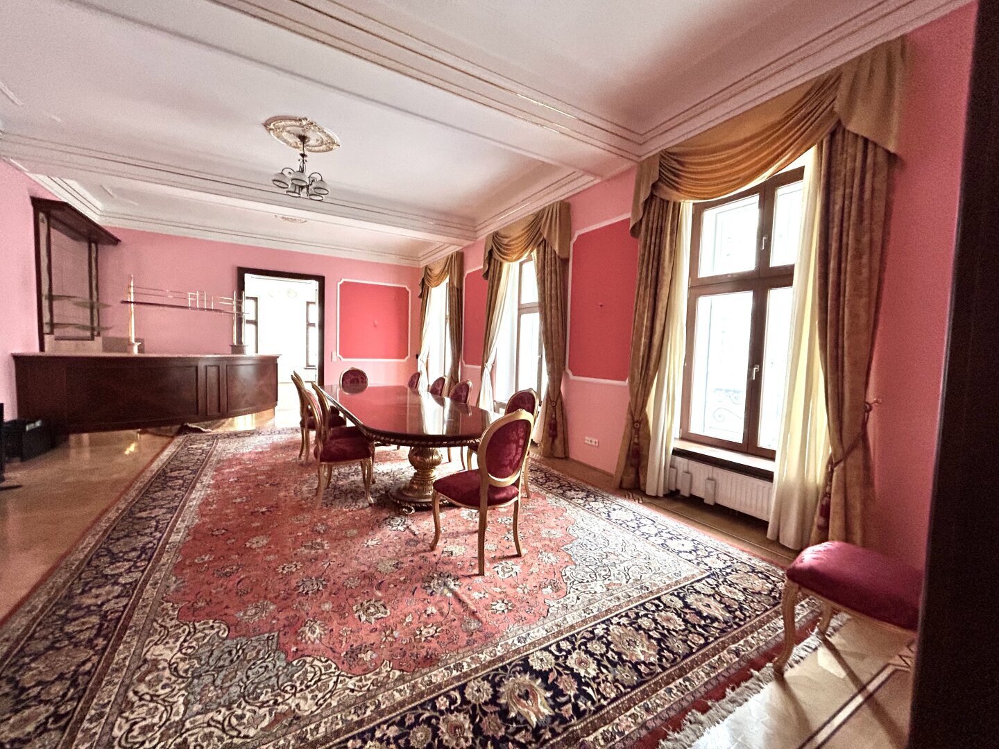 Typisch Wiener Altbau-Juwel grenzend am 1. Bezirk -ca. 500 m² mit 5 Schlafzimmern