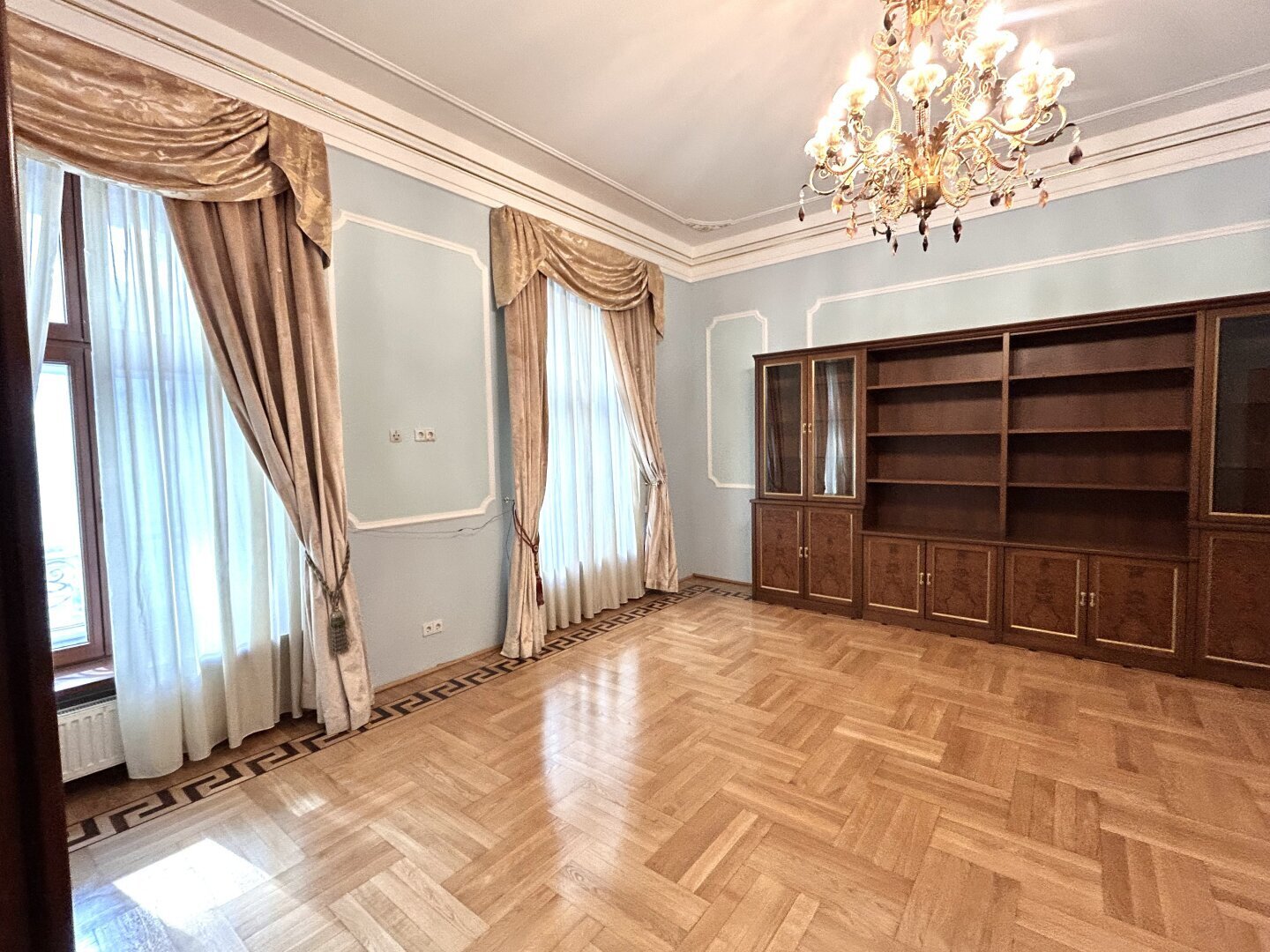 Typisch Wiener Altbau-Juwel grenzend am 1. Bezirk -ca. 500 m² mit 5 Schlafzimmern
