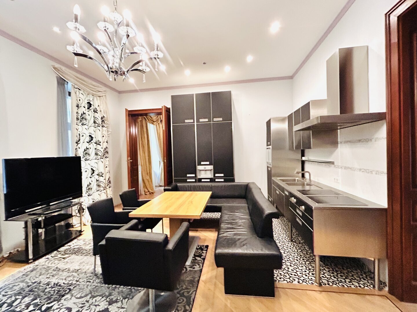 Typisch Wiener Altbau-Juwel grenzend am 1. Bezirk -ca. 500 m² mit 5 Schlafzimmern