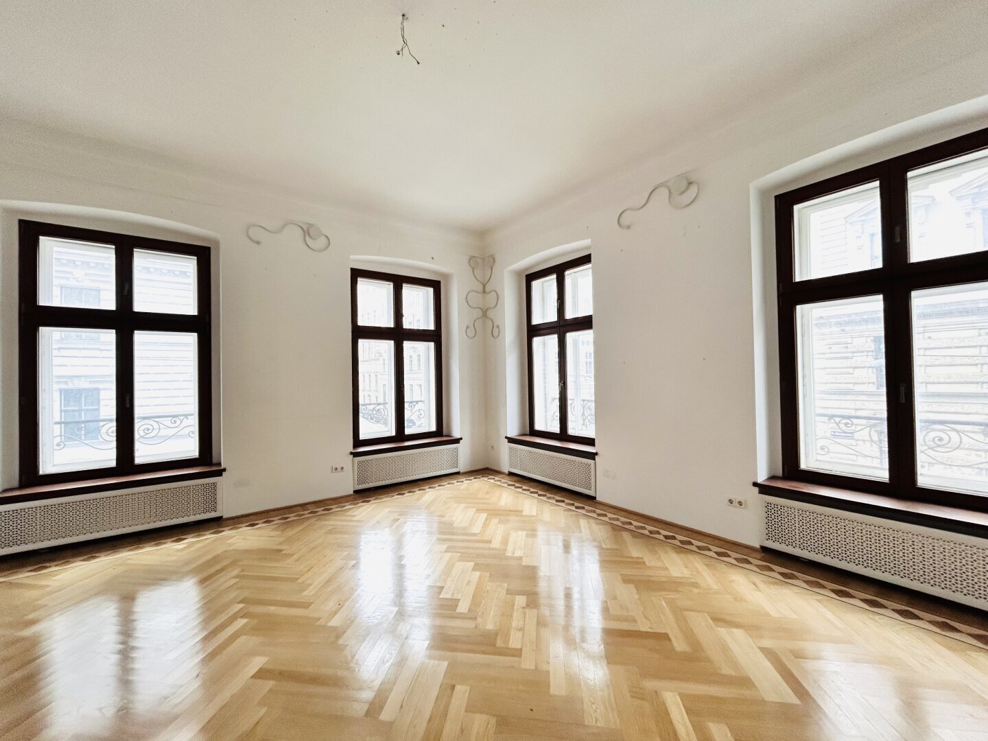 Typisch Wiener Altbau-Juwel grenzend am 1. Bezirk -ca. 500 m² mit 5 Schlafzimmern