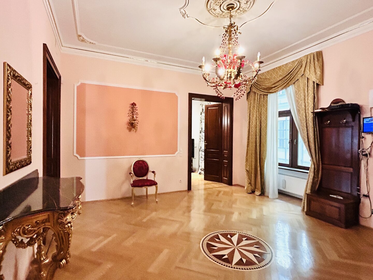 Typisch Wiener Altbau-Juwel grenzend am 1. Bezirk -ca. 500 m² mit 5 Schlafzimmern