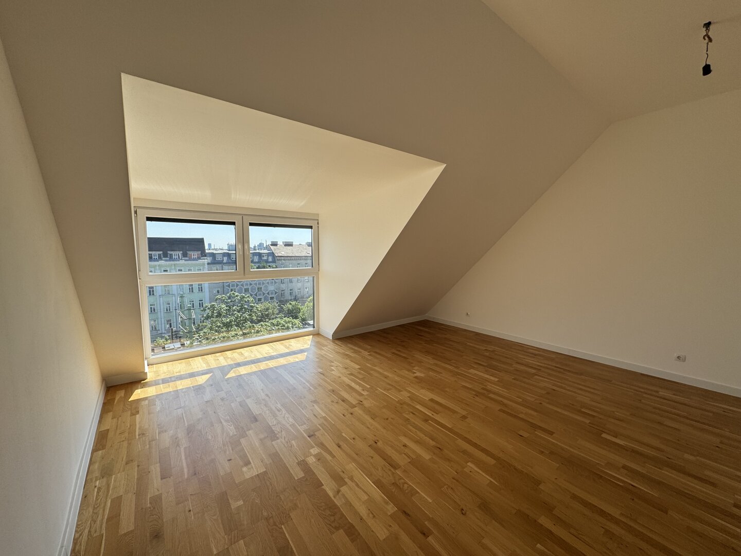 Großzügige Dachgeschosswohnung am Währinger Gürtel | 5 Zimmer | Terrasse, Balkon, Lift & Klimaanlage
