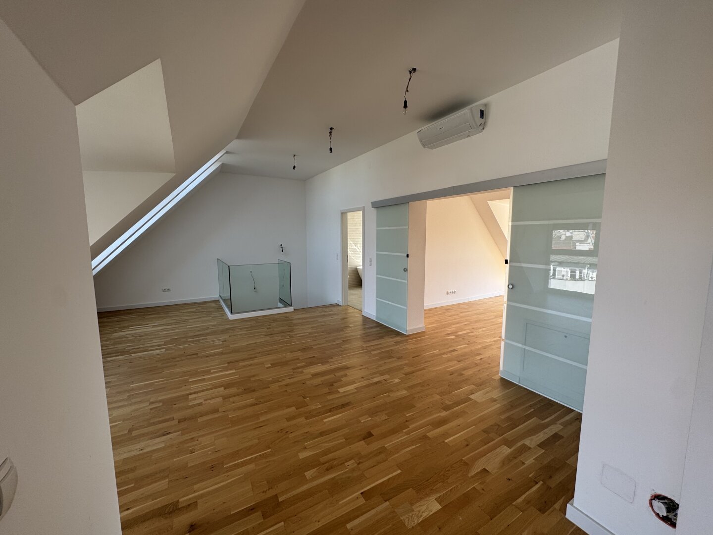 Großzügige Dachgeschosswohnung am Währinger Gürtel | 5 Zimmer | Terrasse, Balkon, Lift & Klimaanlage