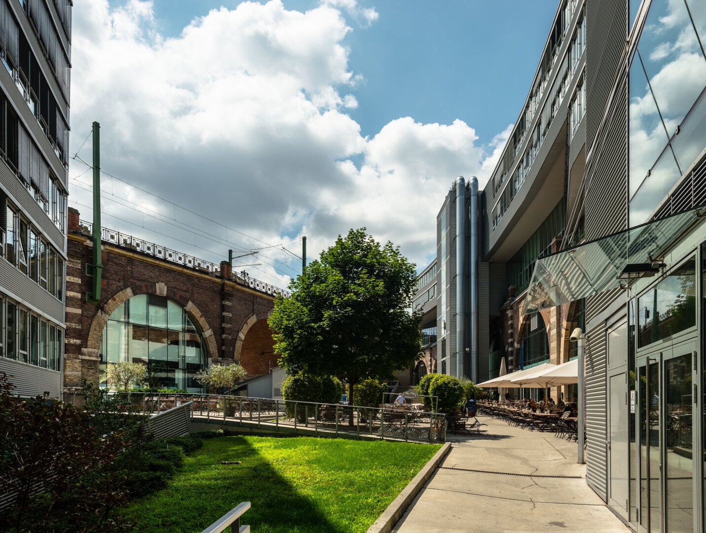 Hochwertig ausgestattete Bürofläche im beliebten Bürohaus SKYLINE Offices - BREEAM zertifiziert