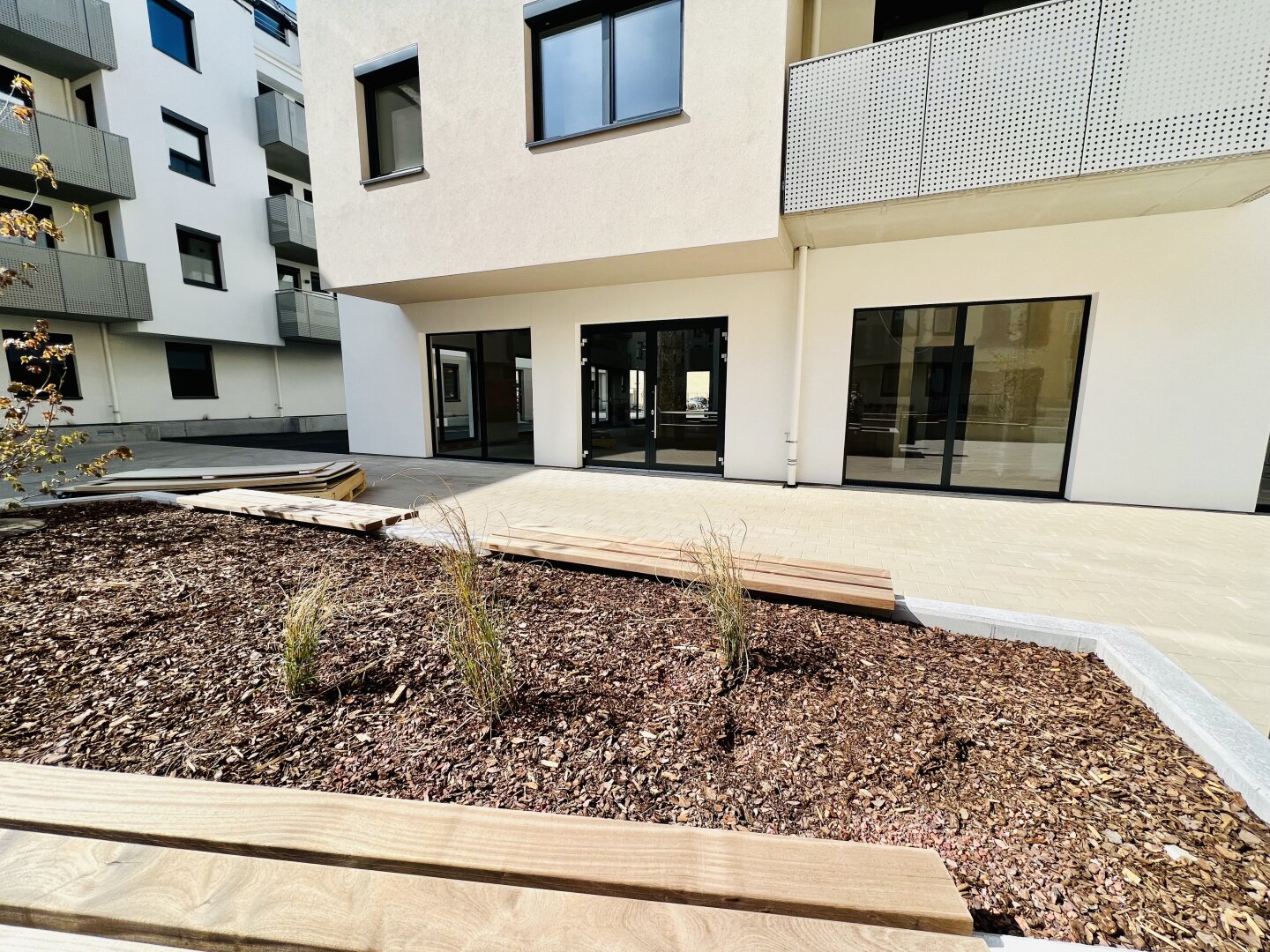 | KARMELITERHOF | GESCHÄFTSFLÄCHE (Edelrohbau) mit Gastgarten | NÄHE RATHAUS