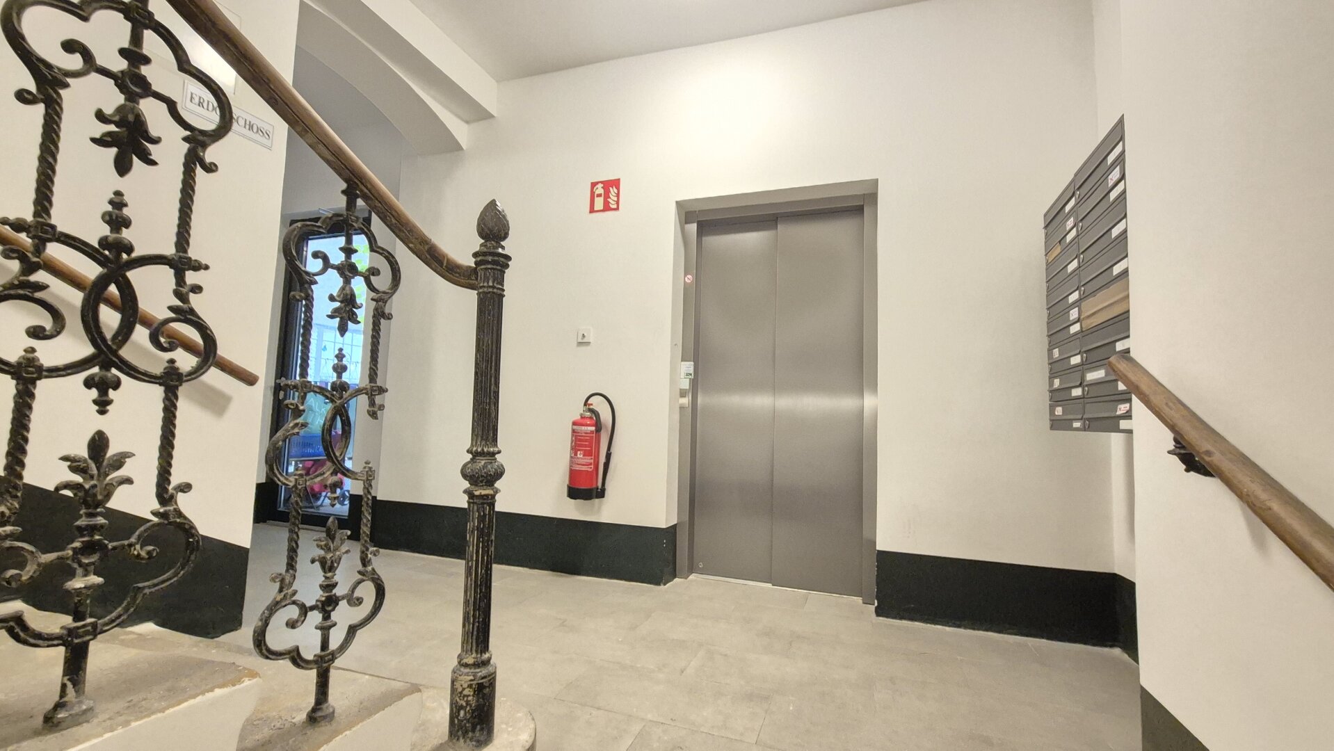 | UNBEFRISTET VERMIETETER ALTBAU | SANIERTES HAUS | STILFASSADE