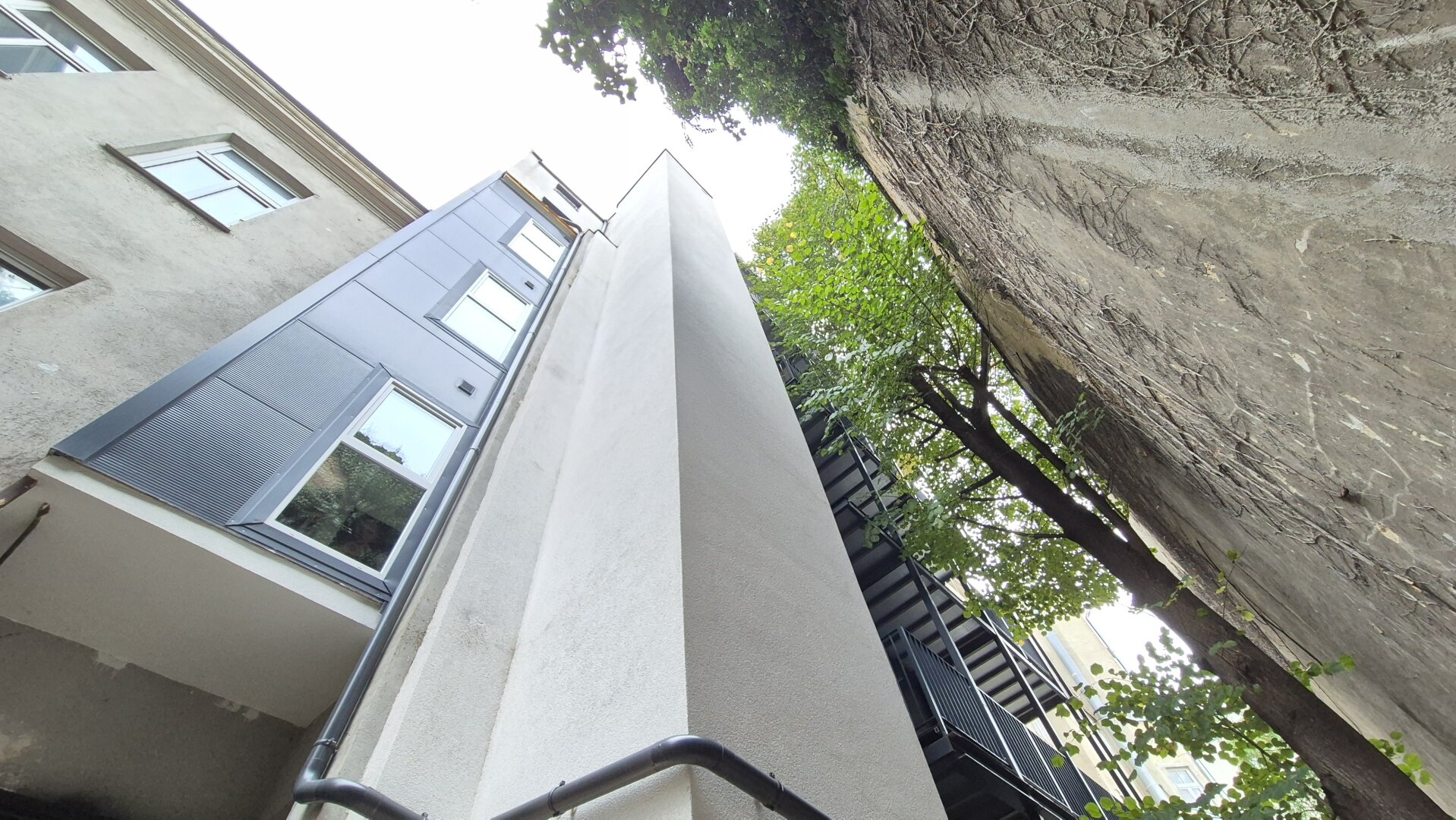 | UNBEFRISTET VERMIETETER ALTBAU | SANIERTES HAUS | STILFASSADE