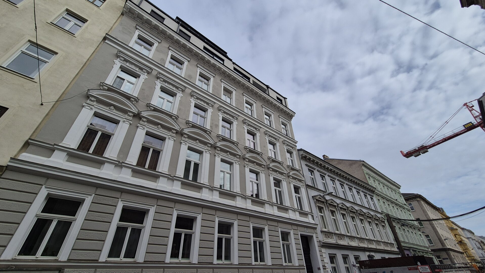 | UNBEFRISTET VERMIETETER ALTBAU | SANIERTES HAUS | STILFASSADE