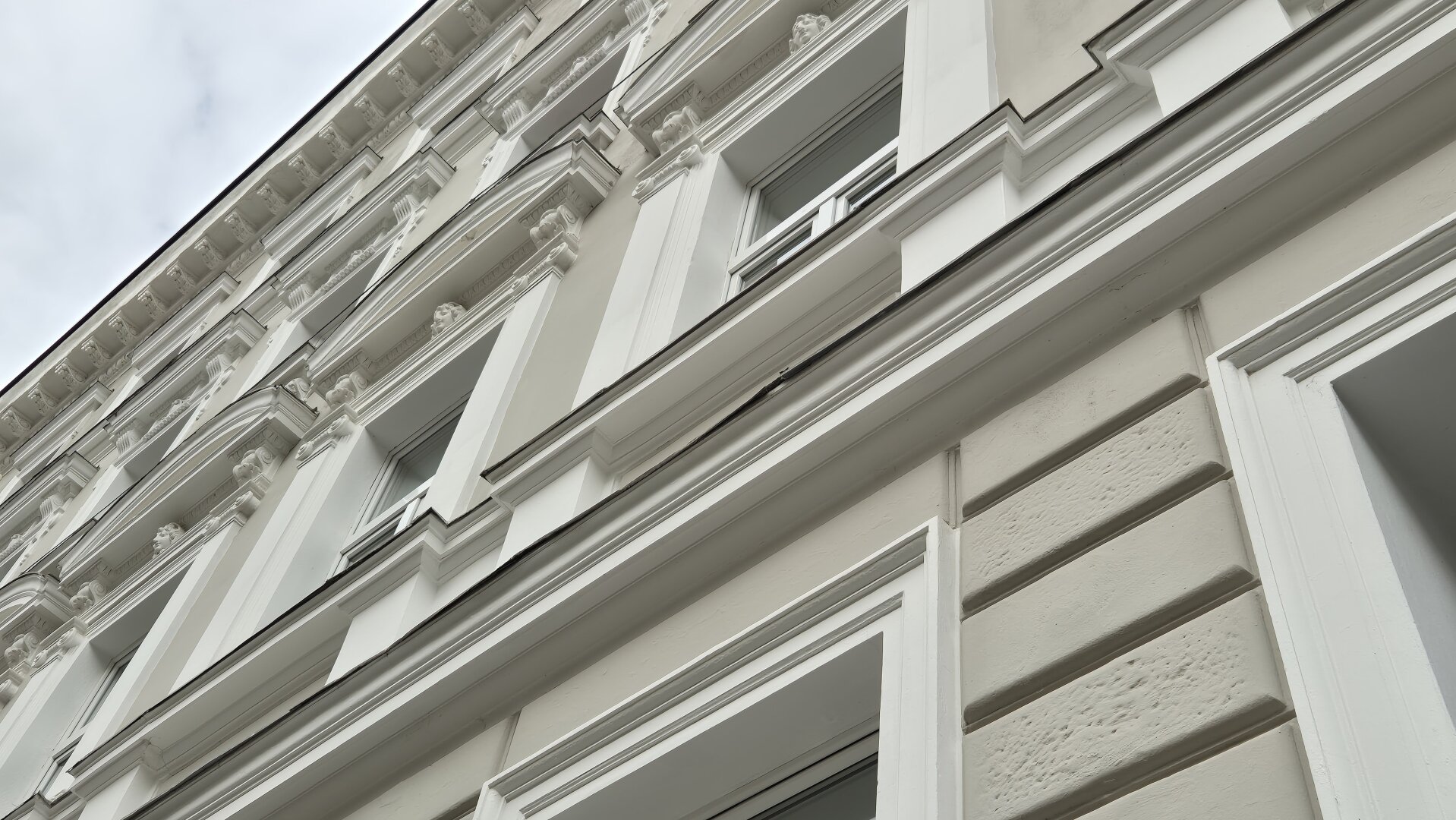 | UNBEFRISTET VERMIETETER ALTBAU | SANIERTES HAUS | STILFASSADE