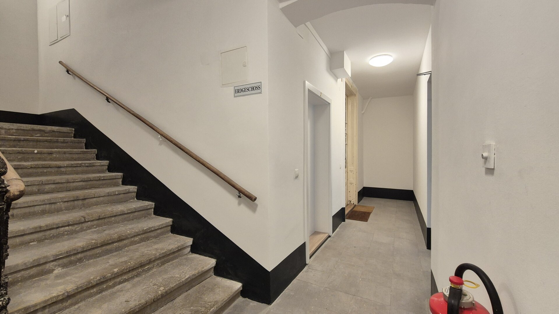 | UNBEFRISTET VERMIETETER ALTBAU | SANIERTES HAUS | STILFASSADE