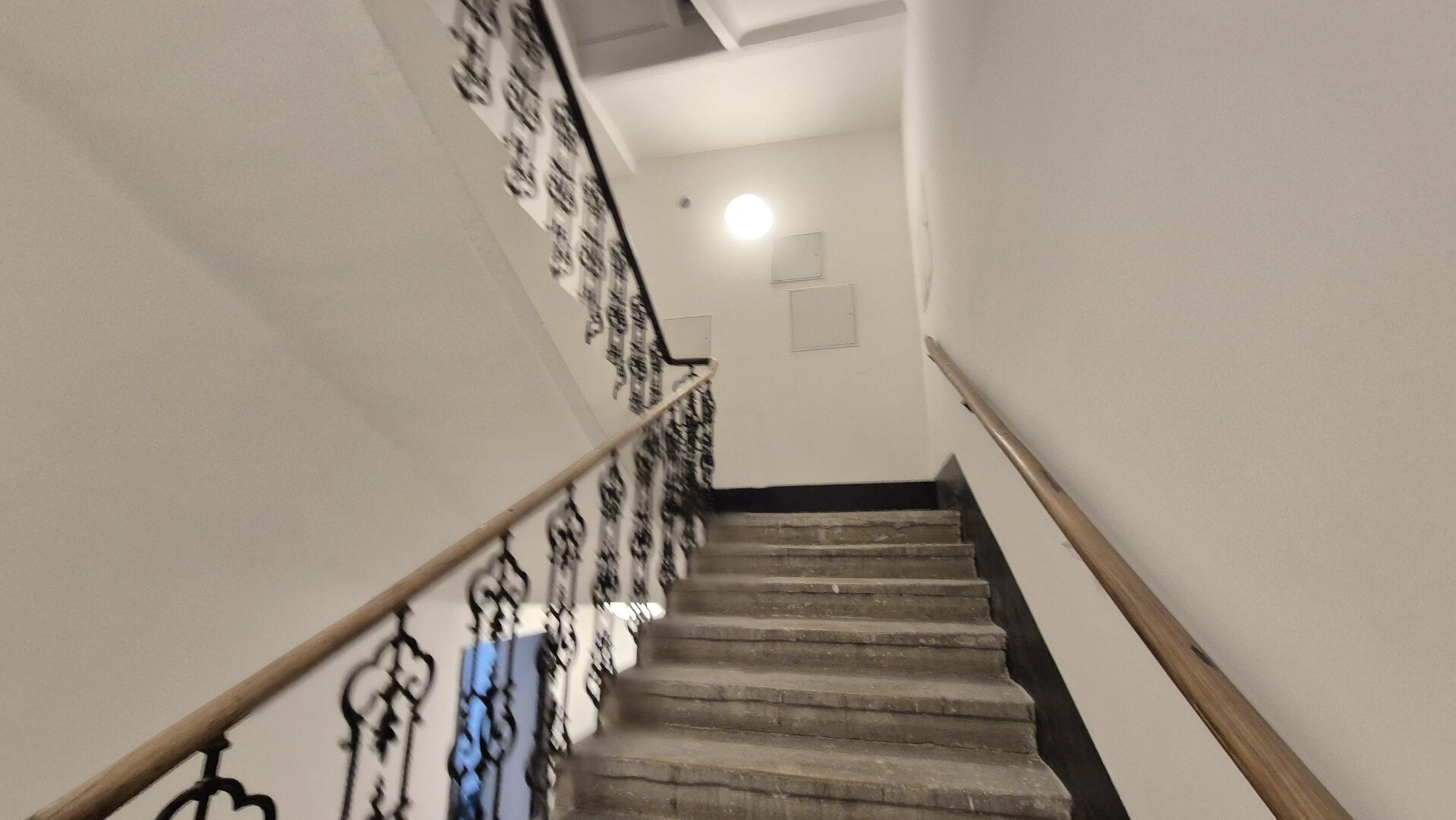 | UNBEFRISTET VERMIETETER ALTBAU | SANIERTES HAUS | STILFASSADE