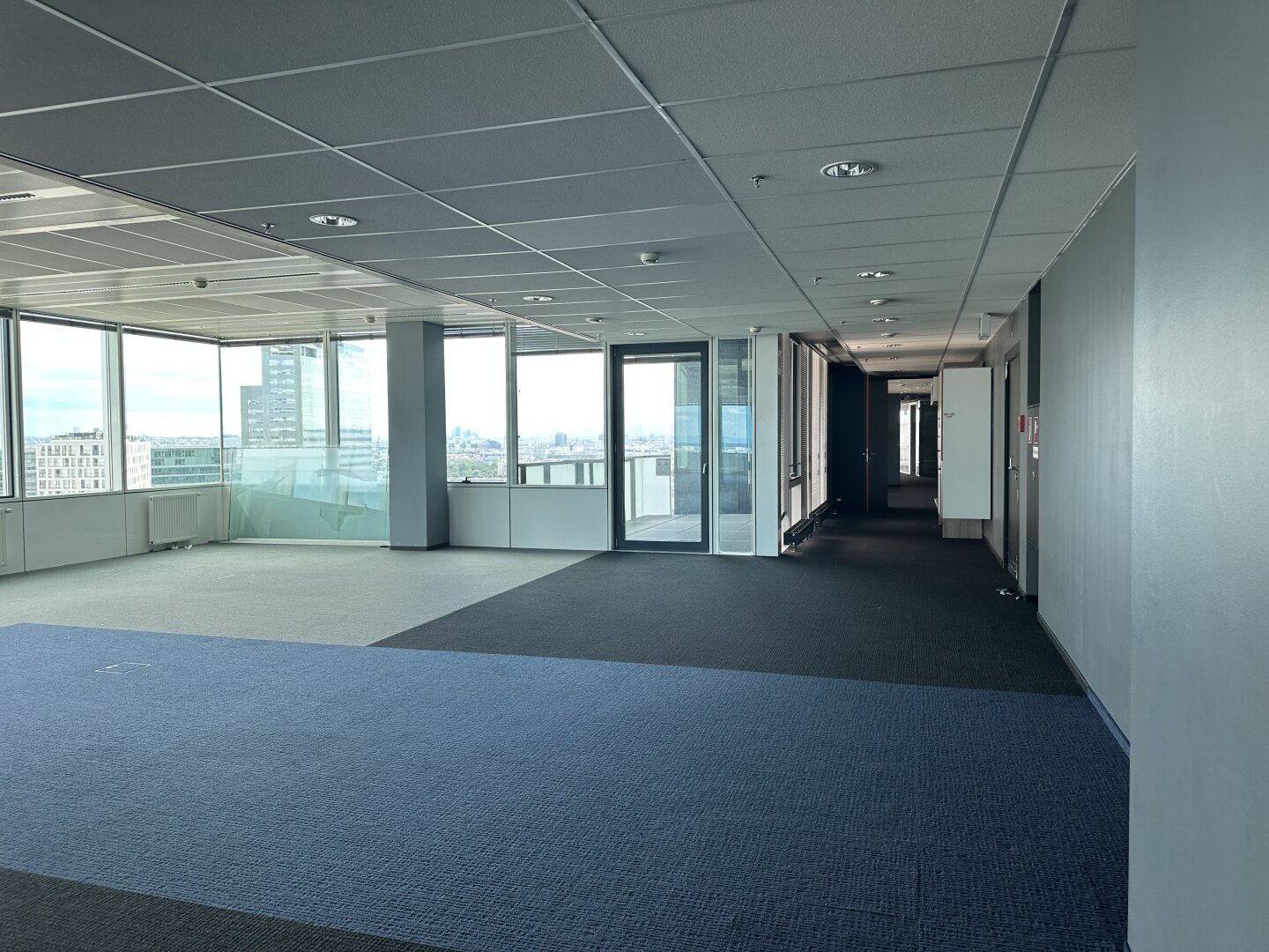 | BÜROS MIT AUSBLICK | IM SATURN TOWER