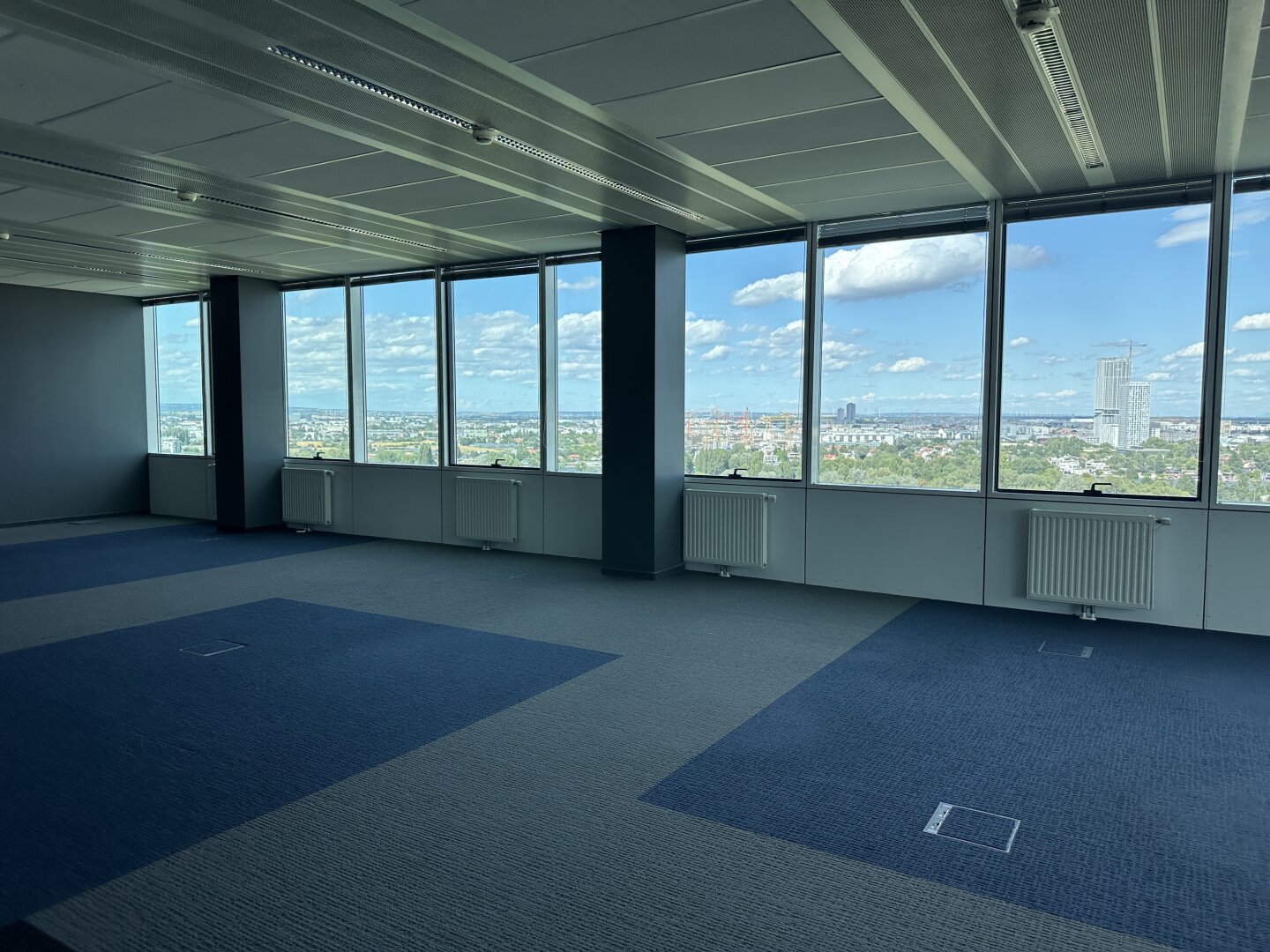 | BÜROS MIT AUSBLICK | IM SATURN TOWER