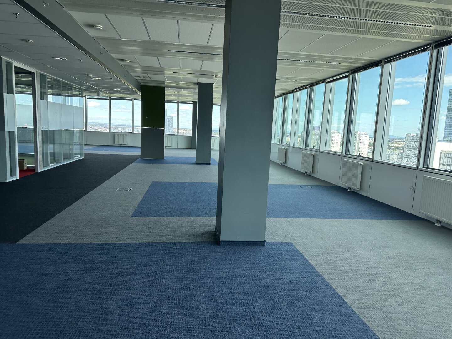 | BÜROS MIT AUSBLICK | IM SATURN TOWER