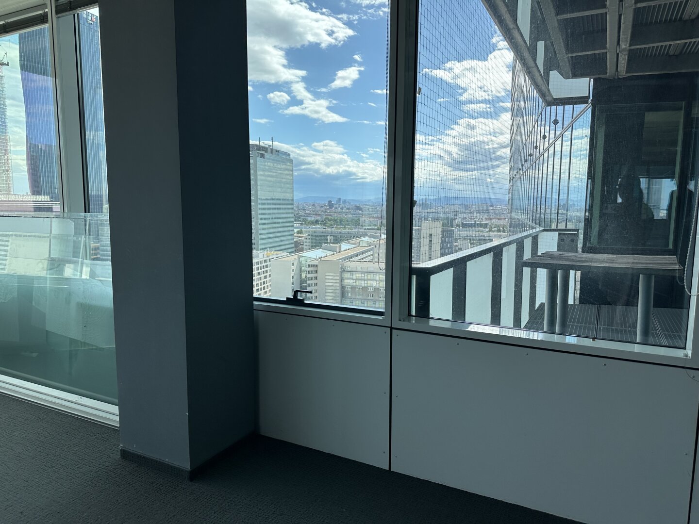 | BÜROS MIT AUSBLICK | IM SATURN TOWER