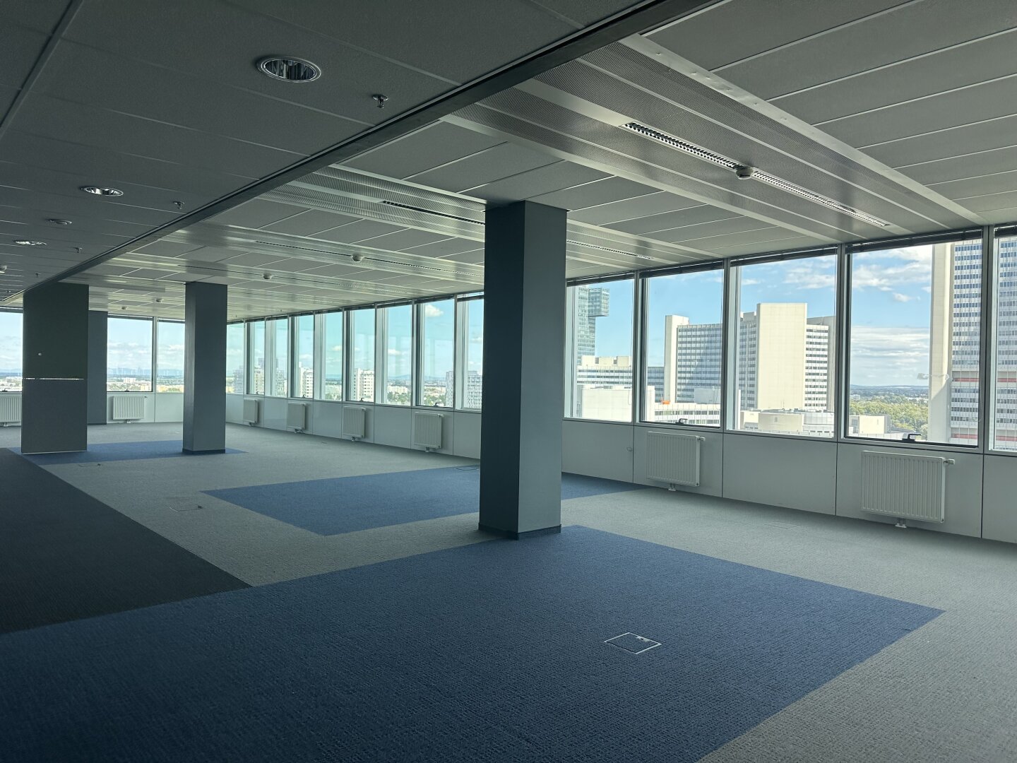 | BÜROS MIT AUSBLICK | IM SATURN TOWER