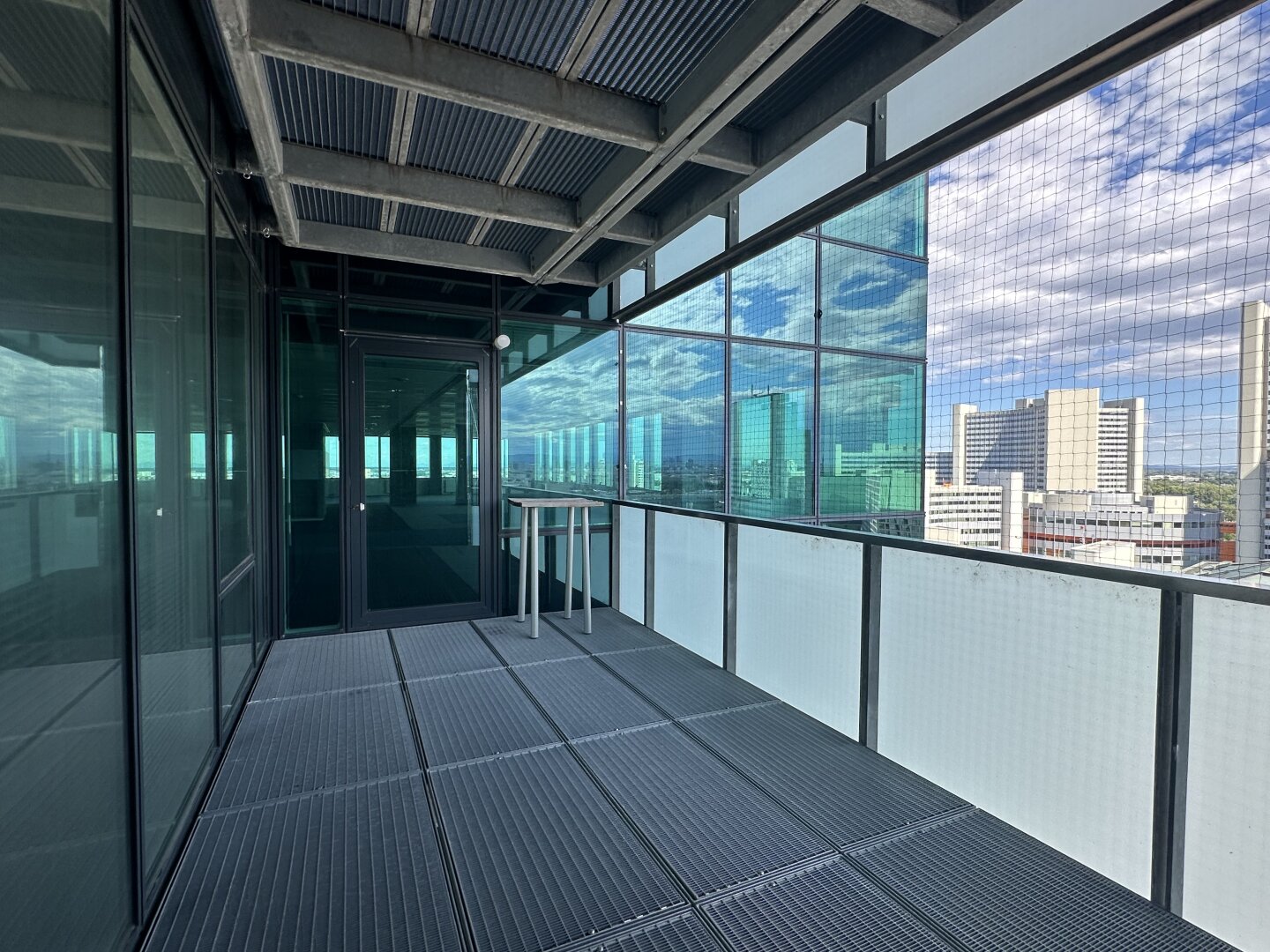 | BÜROS MIT AUSBLICK | IM SATURN TOWER