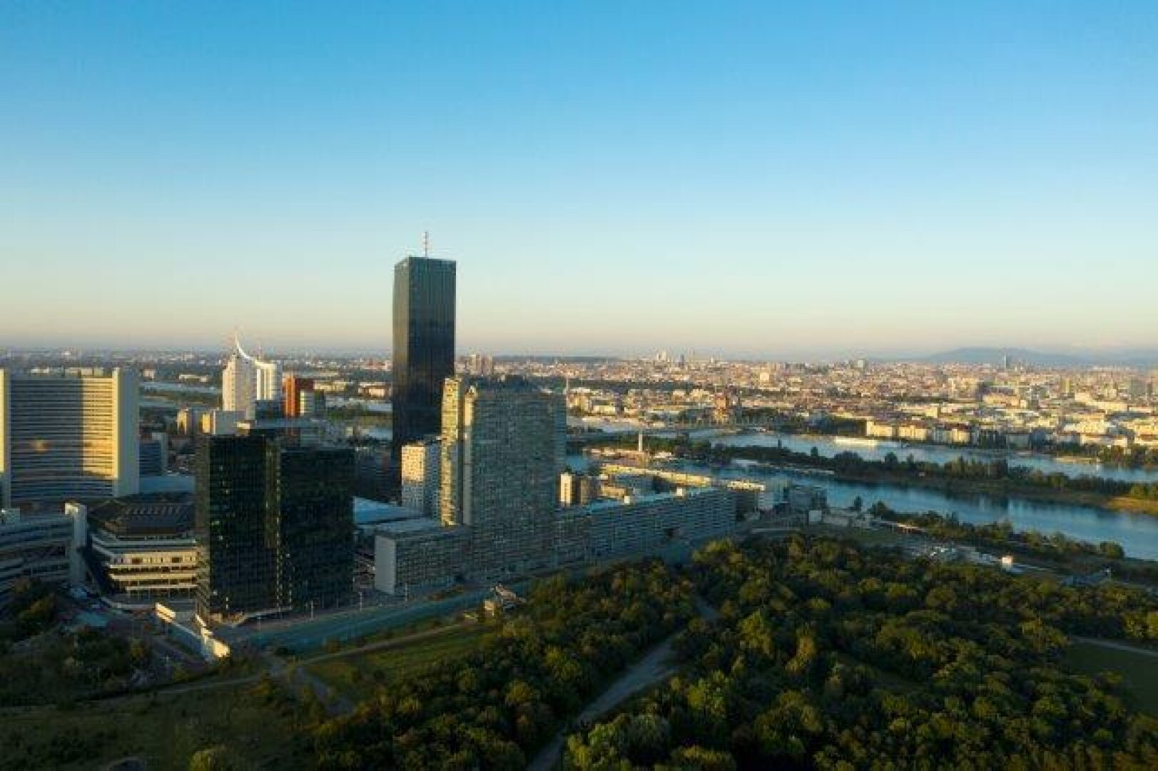 | BÜROS MIT AUSBLICK | IM SATURN TOWER