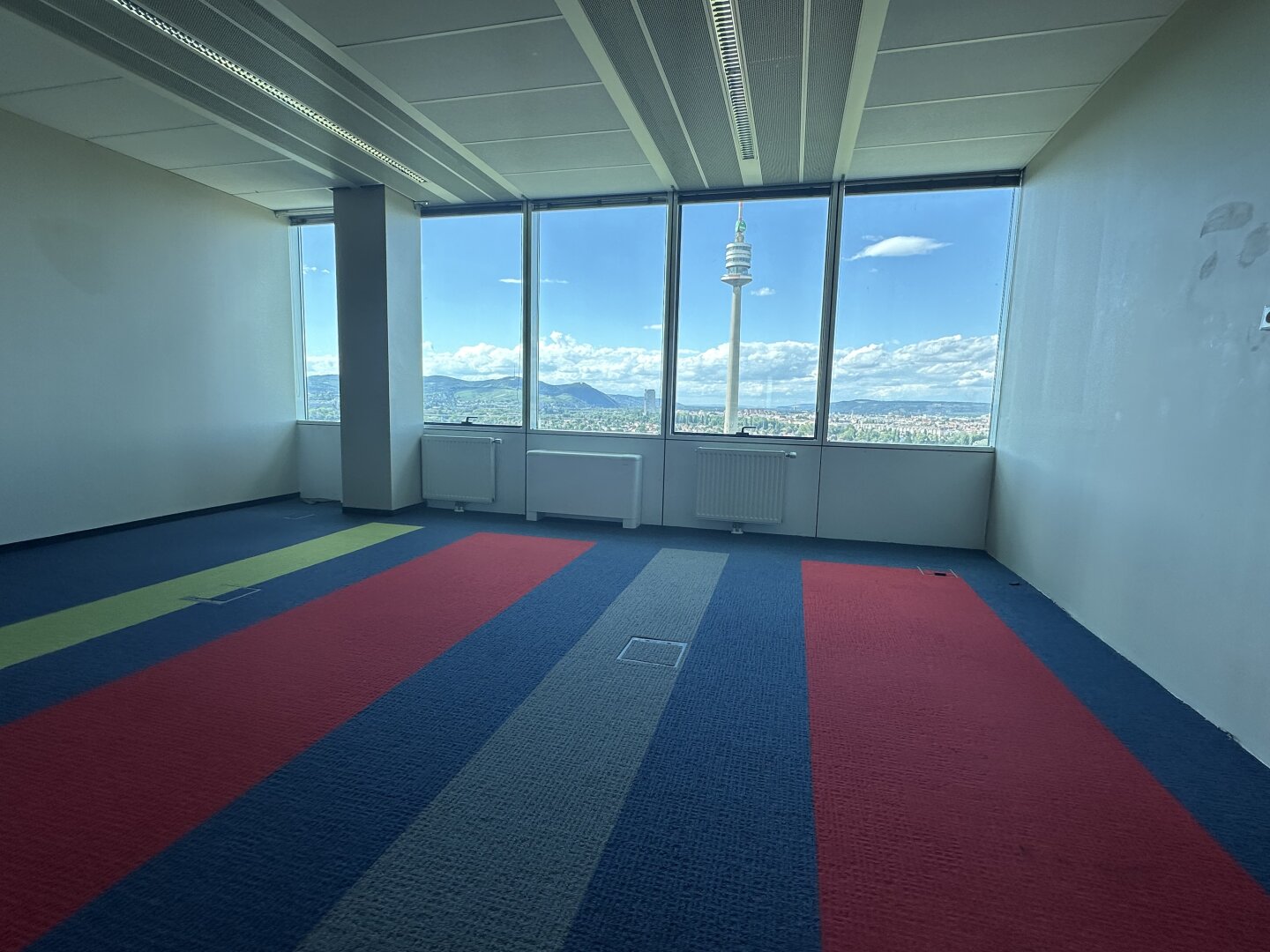 | BÜROS MIT AUSBLICK | IM SATURN TOWER