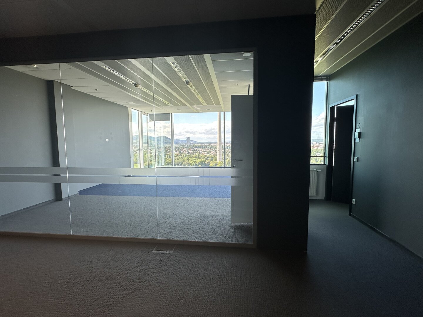 | BÜROS MIT AUSBLICK | IM SATURN TOWER
