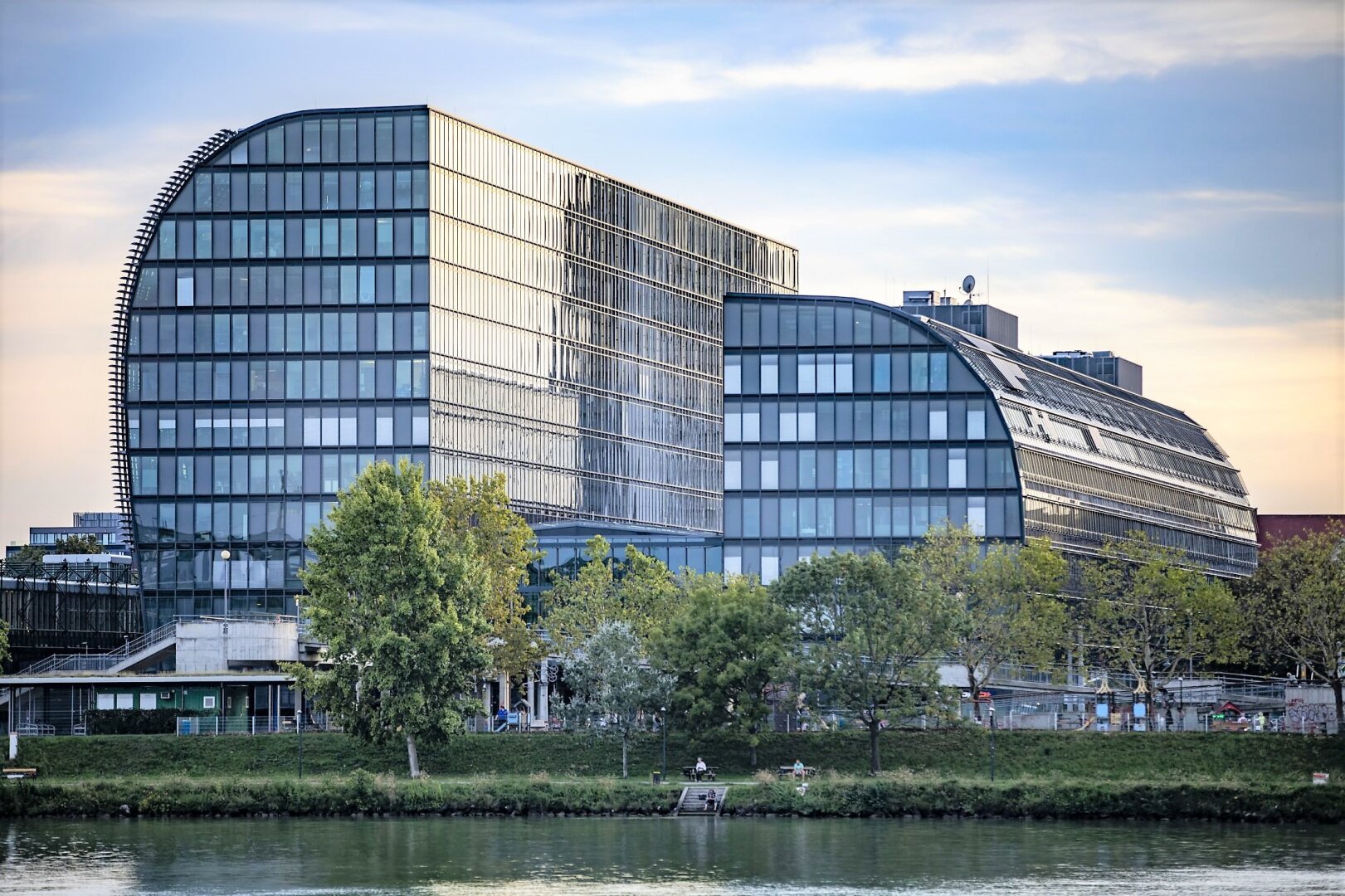 | RIVERGATE | ERSTKLASSIGE MODERNE BÜROS und 1 Geschäftsfläche | AN DER U-BAHN