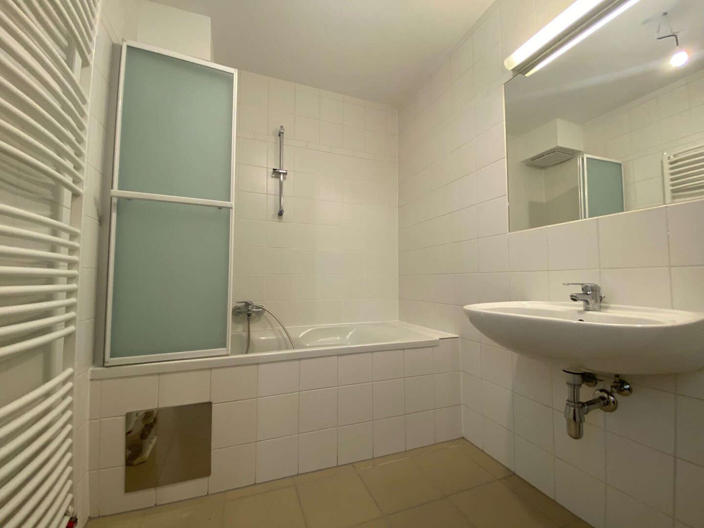 GELEGENHEIT! | PREISWERTE 2-ZIMMER-DACHGESCHOSSWOHNUNG | SOMMER AUF DER DACHTERRASSE | AB SOFORT VERFÜGBAR