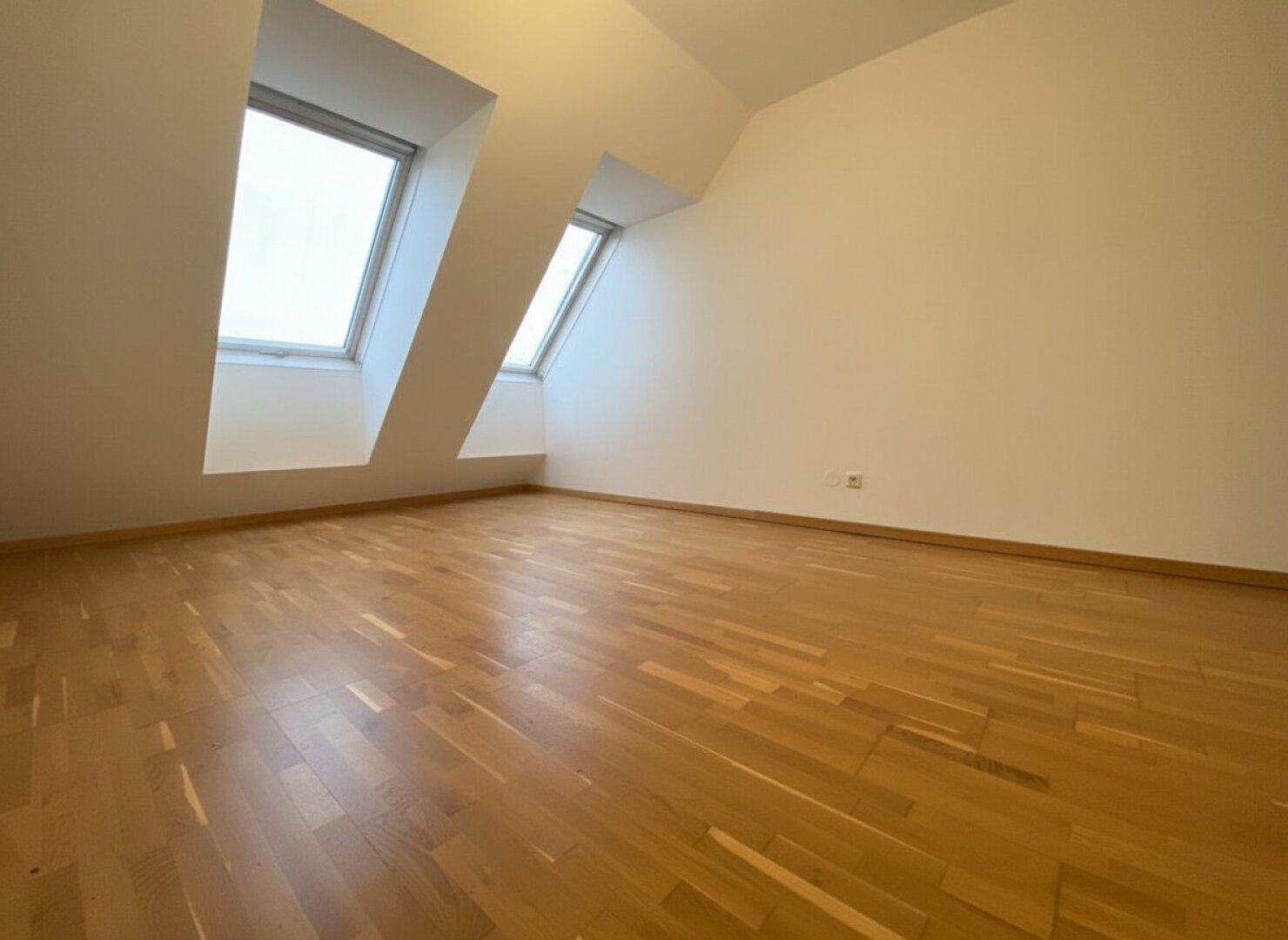 GELEGENHEIT! | PREISWERTE 2-ZIMMER-DACHGESCHOSSWOHNUNG | SOMMER AUF DER DACHTERRASSE | AB SOFORT VERFÜGBAR