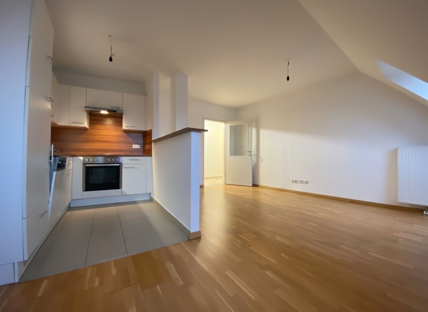 GELEGENHEIT! | PREISWERTE 2-ZIMMER-DACHGESCHOSSWOHNUNG | SOMMER AUF DER DACHTERRASSE | AB SOFORT VERFÜGBAR
