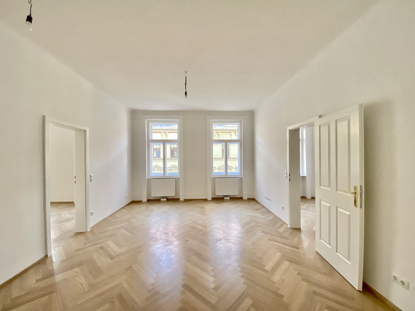 1070 WIEN | STILVOLLER ALTBAUCHARME AB SEPTEMBER | ANKLEIDERAUM | ZWEI BÄDER | FISCHGRÄTPARKETT