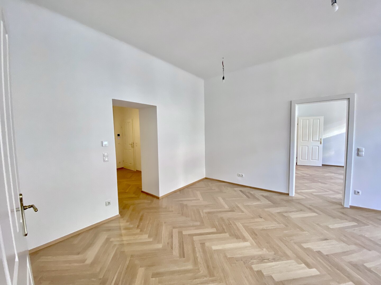 1070 WIEN | STILVOLLER ALTBAUCHARME AB SEPTEMBER | ANKLEIDERAUM | ZWEI BÄDER | FISCHGRÄTPARKETT