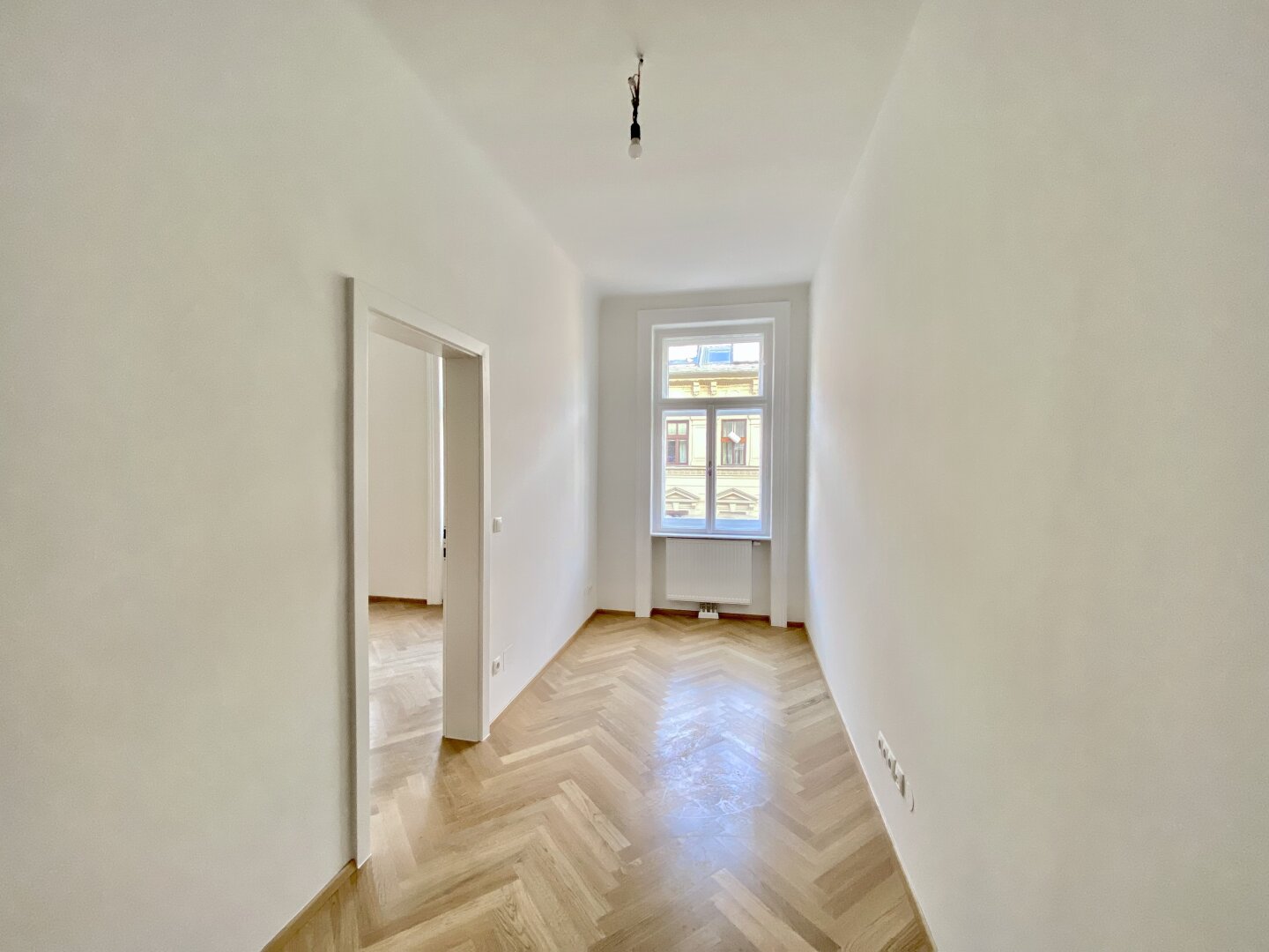 1070 WIEN | STILVOLLER ALTBAUCHARME AB SEPTEMBER | ANKLEIDERAUM | ZWEI BÄDER | FISCHGRÄTPARKETT